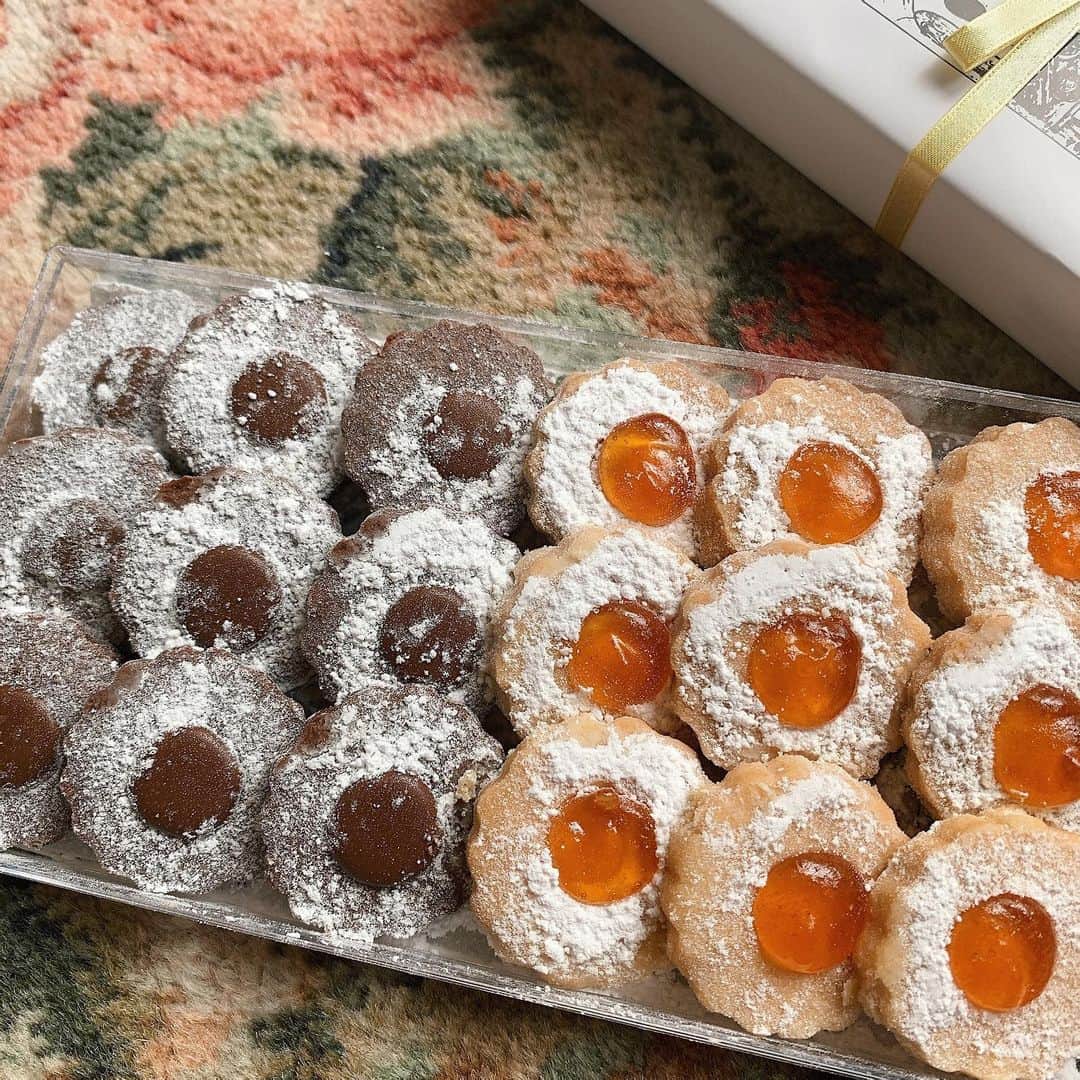 karen okajimaさんのインスタグラム写真 - (karen okajimaInstagram)「ㅤㅤㅤ ㅤㅤㅤ ミッシェルバッハのクッキーローゼ🥰💓 幻のクッキーを手に入れた💁‍♀️✨ ㅤㅤㅤ  予約しても半年待ちで全然買えなくて 今は店頭に行かないと買えなくなって 朝から並ばないと買えなくてかなりの 入手困難なクッキーやから 幻のクッキーと言われてるみたい🤭💕 ㅤㅤㅤ  コロナやから地方から 買いに行く人がいないから たまたまあったんかな？🤗 並ばずに変えたー💓 シンプルな味やけどなんかはまる！ 美味しかった〜🥰💞💞 ㅤㅤㅤ  #ミッシェルバッハ #幻のクッキー #クッキーローゼ #グルメ岡島 #入手困難 #夙川ケーキ屋 #夙川 #夙川クッキーローゼ #michelbach」6月12日 21時55分 - karenokajima0318