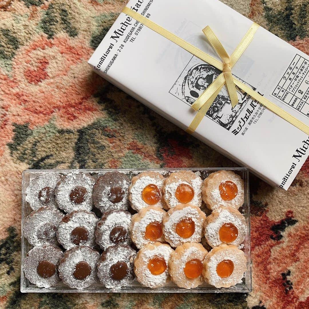 karen okajimaさんのインスタグラム写真 - (karen okajimaInstagram)「ㅤㅤㅤ ㅤㅤㅤ ミッシェルバッハのクッキーローゼ🥰💓 幻のクッキーを手に入れた💁‍♀️✨ ㅤㅤㅤ  予約しても半年待ちで全然買えなくて 今は店頭に行かないと買えなくなって 朝から並ばないと買えなくてかなりの 入手困難なクッキーやから 幻のクッキーと言われてるみたい🤭💕 ㅤㅤㅤ  コロナやから地方から 買いに行く人がいないから たまたまあったんかな？🤗 並ばずに変えたー💓 シンプルな味やけどなんかはまる！ 美味しかった〜🥰💞💞 ㅤㅤㅤ  #ミッシェルバッハ #幻のクッキー #クッキーローゼ #グルメ岡島 #入手困難 #夙川ケーキ屋 #夙川 #夙川クッキーローゼ #michelbach」6月12日 21時55分 - karenokajima0318