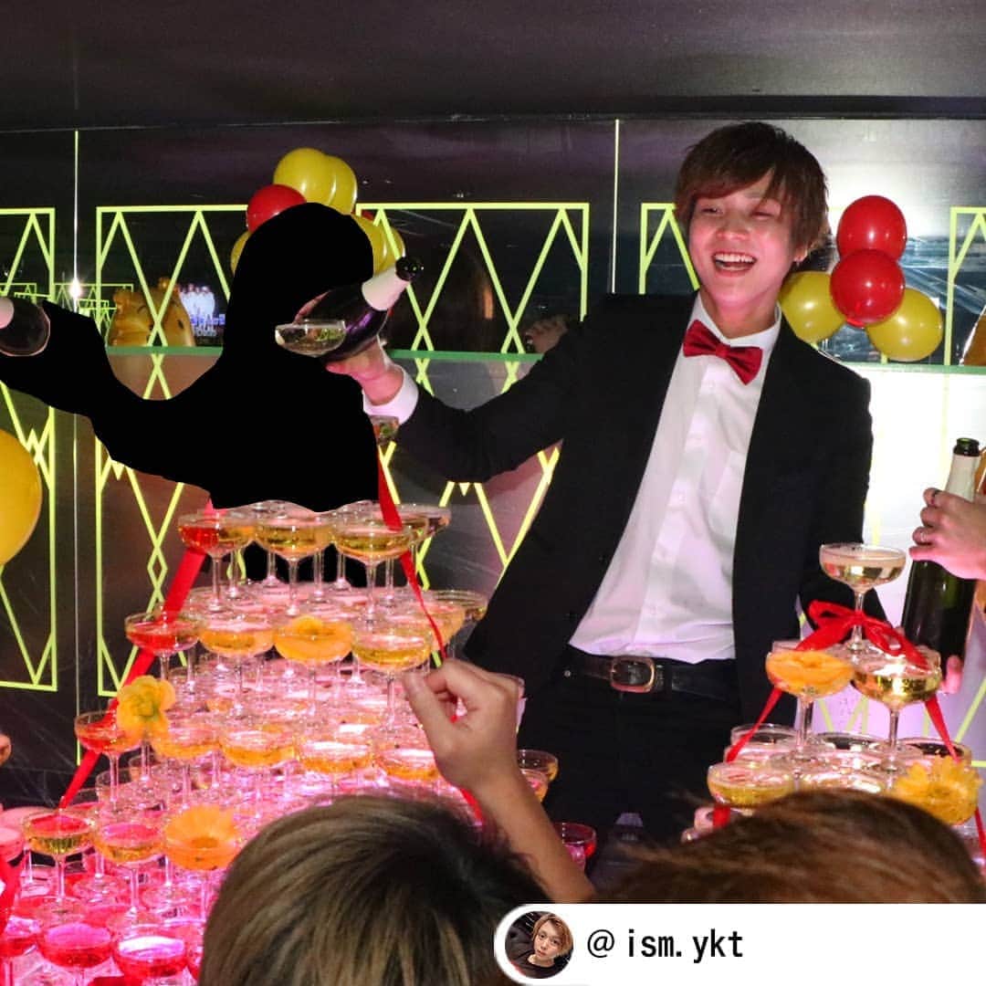 ホス キンのインスタグラム：「. 🍾ホストクラブのイベントシーン🍾 今回は『ISM』に在籍の幸士さんです!! . 🎉PROMOTION FESTIVAL🎉 . イケメンとカワイイの融合😉 幸士さんの👑副主任昇格祭です!! . シャンパンタワー🍾に笑顔😄で注ぐ幸士さん🌟  すごく楽しそう🎶  素敵な笑顔😄にキュン💖キュン💖が止まりません💦  幸士さん副主任へのご昇格おめでとうございます🎊 . 幸士さんのインスタはこちら💁‍♂ @ism.ykt . お店のインスタはこちら🏘 @ism_osaka.official . @hoskininfo . #ホスキン #ISM . #ホスト #ホストクラブ #イベント #水商売 #クラブ #イケメン #男前 # #お酒 #シャンパン #シャンパンタワー #バースデー #昇格祭 #ドンペリ #テキーラ . #大阪 #大阪ミナミ #ミナミ #心斎橋 #道頓堀 #宗右衛門町 #難波 #なんば . #hoskin #osaka #hostclub #followme」