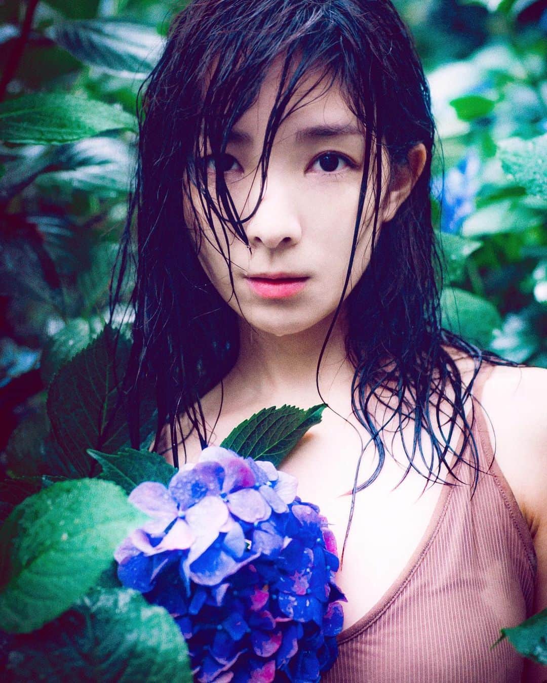 永峰絵里加のインスタグラム：「💙🌿💙・ Hydrangea ・ ・ ・ ・  photo by @427foto  #erikanagamine #tbt🔙📸 #throwback #portrait #hydrangea #紫陽花 #いつかの #雨の日」