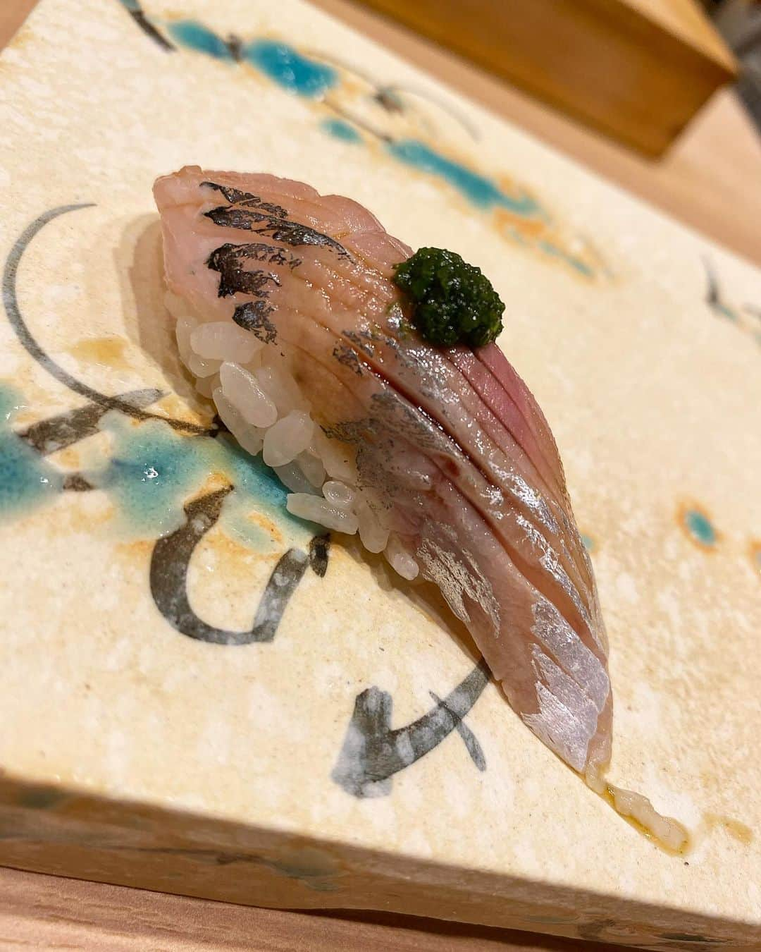 ririさんのインスタグラム写真 - (ririInstagram)「🍣🍶🐸💕 うにウニうにウニー🤤 @sushi_oumi_aoyama にて🤞 食べ比べ美味しかったぁぁ♡ 濃厚濃厚❣️ とろける　#雲丹 🤤 お腹はちきれるかと思うくらい いっぱい食べたよん🐷💕 美味しすぎた🥺♡🐻 #love #happy #sushi  #yummy  #青海 #ウニ #大好き」6月12日 22時07分 - riri.ribon