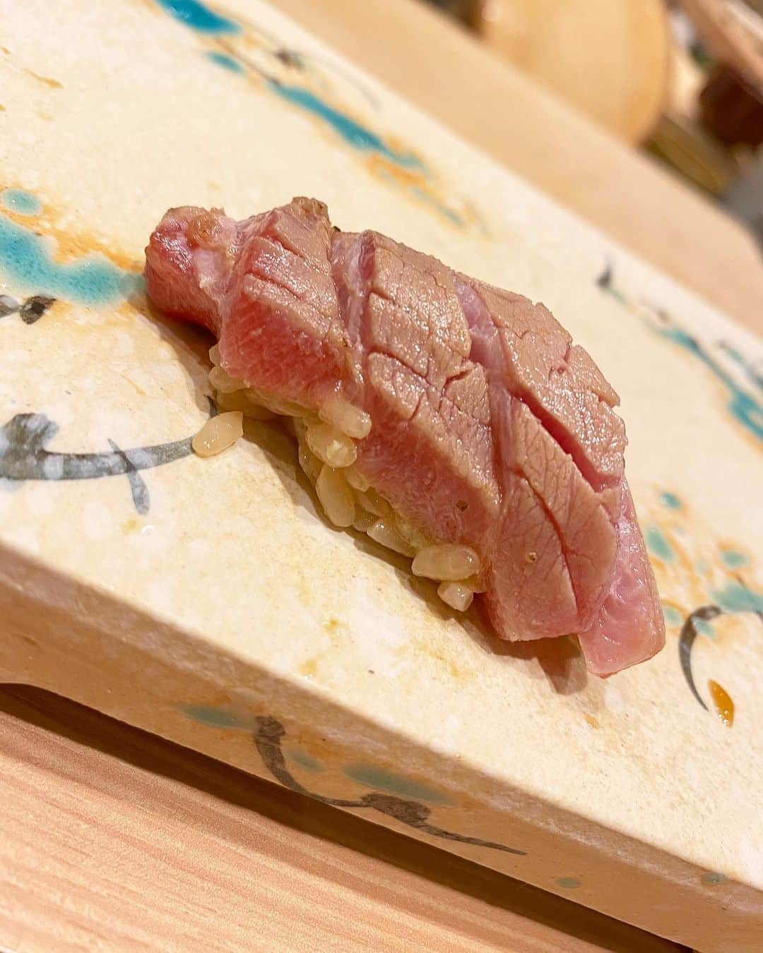 ririさんのインスタグラム写真 - (ririInstagram)「🍣🍶🐸💕 うにウニうにウニー🤤 @sushi_oumi_aoyama にて🤞 食べ比べ美味しかったぁぁ♡ 濃厚濃厚❣️ とろける　#雲丹 🤤 お腹はちきれるかと思うくらい いっぱい食べたよん🐷💕 美味しすぎた🥺♡🐻 #love #happy #sushi  #yummy  #青海 #ウニ #大好き」6月12日 22時07分 - riri.ribon