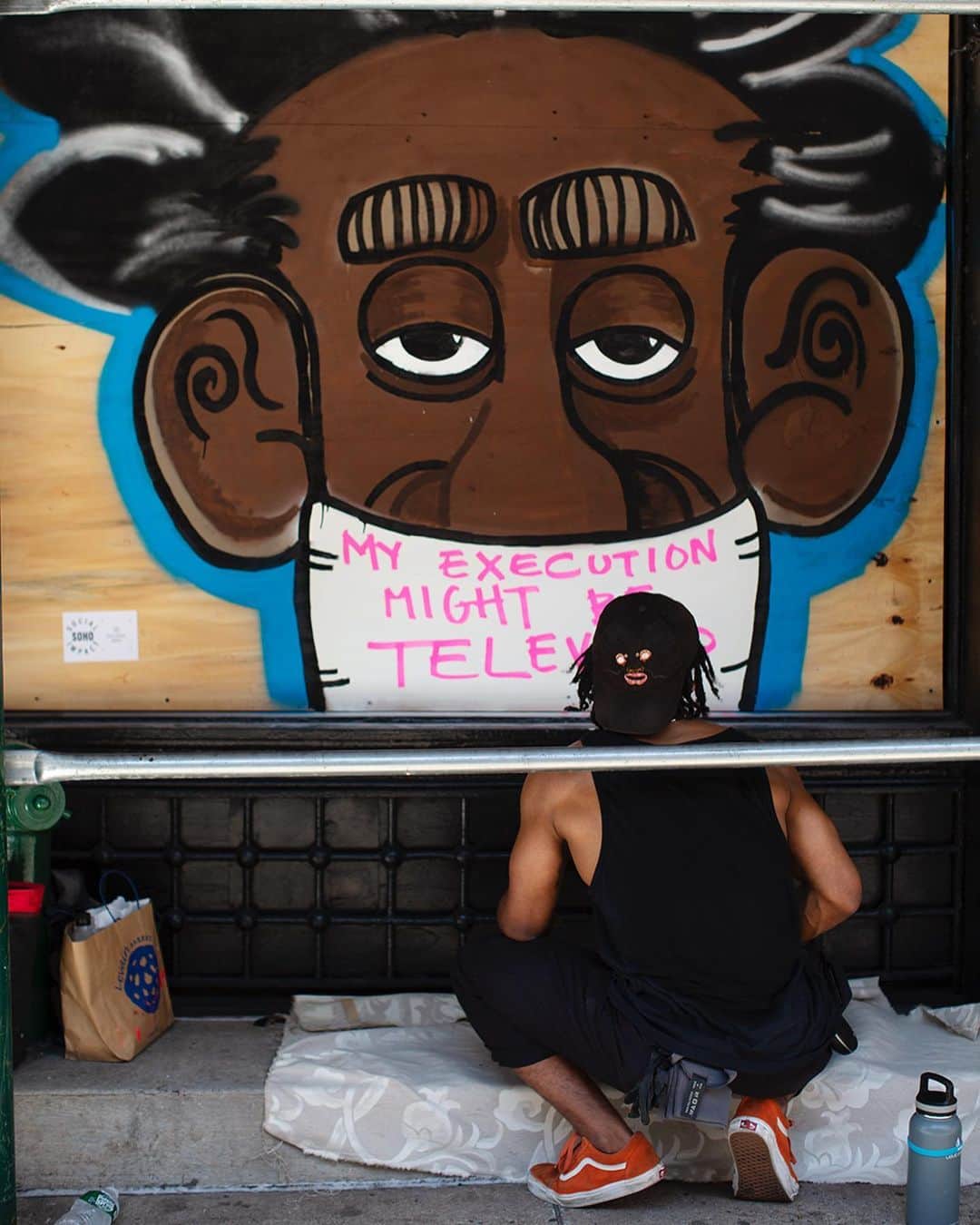 のインスタグラム：「It’s great to see art brighting the boarded-up store fronts of Soho! New York and New Yorkers have a way of making the best of a tough situation and we prove it again and again!! @soho.social.impact」