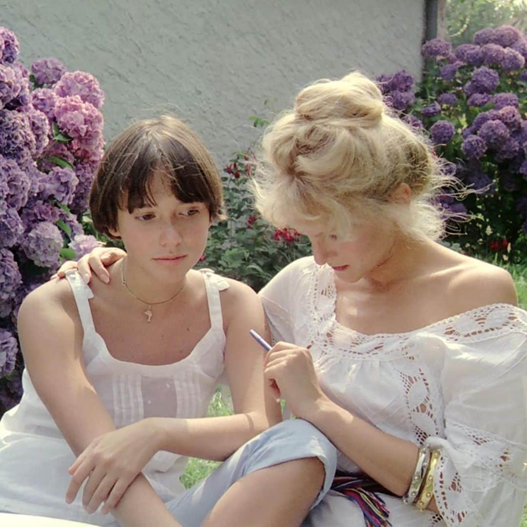 大森美希さんのインスタグラム写真 - (大森美希Instagram)「Today’s film “Pauline à la plage” directed by Éric Rohmer, 1983  今日の映画『海辺のポーリーヌ』(1983年)エリック・ロメール監督  15歳の主人公ポーリーヌと年長の従妹マリオンのヘアスタイルやファッションがかわいい。  男女の恋愛模様を軽やかなタッチで描き続けたフランス映画界の巨匠、エリック・ロメールの1983年の作品。今年は彼の生誕100年ということで、日本の動画配信サービスや映画館などでも彼の特集が組まれているのでこの機会に是非。  #今日の映画 #エリックロメール #海辺のポーリーヌ #ヌーベルバーグ #仏映画 #フランス映画 #恋愛映画 #バカンス #今日のムード #映画 #映画鑑賞 #洋画 #シネマ #パリ生活 #海外生活 #カイエデュシネマ #todaysfilm #ericrohmer #paulinealaplage #paulineatthebeach #nouvellevague #film #cinema #movie #frenchmovie #cahiersducinema #todaysmood #filmfrancais #frenchfilm #paris」6月12日 22時00分 - mikiomori_