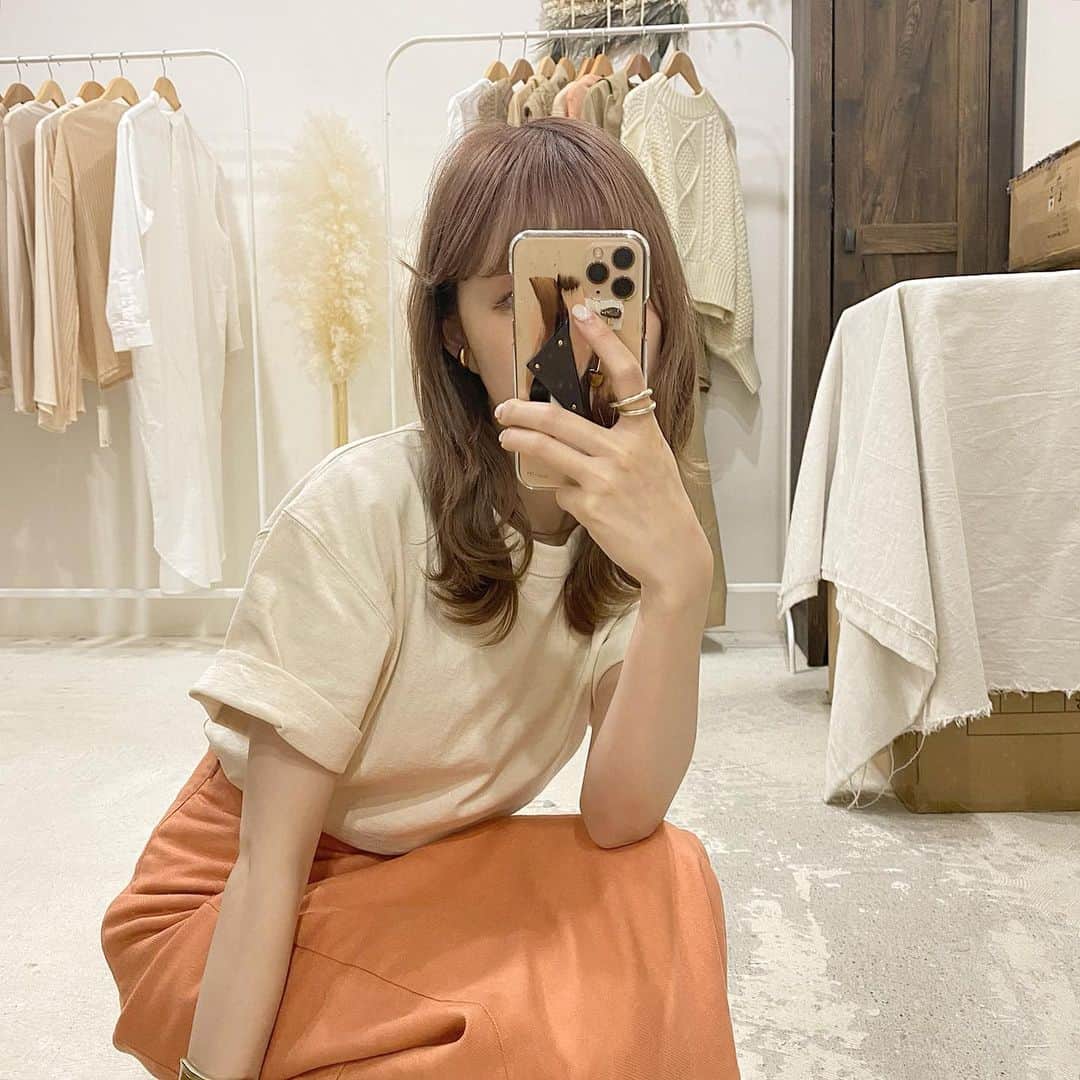 のインスタグラム：「﻿ ﻿ こちらもストーリーで﻿ 沢山質問いただいたので👕🤍﻿ ﻿ これはメンズのS size着てます！﻿ メンズの方が少し張り感があって﻿ 質感が違う？これがまた可愛い〜﻿ 他、タグ付け3枚目にしてます🏷﻿ ﻿ ﻿ #uniqlo#uniqlou#UT#ユニクロ」