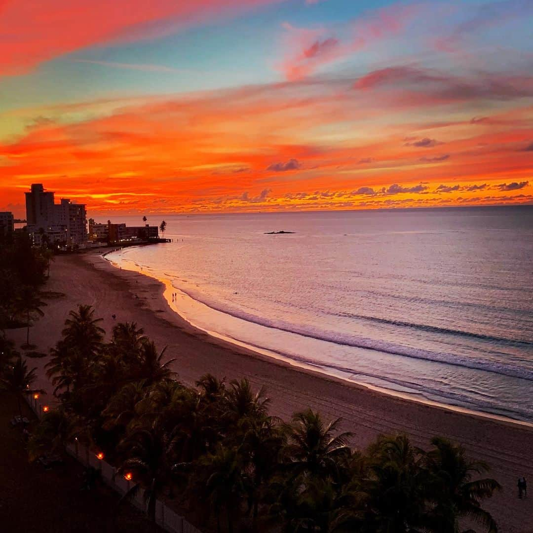 イーサイ・モラレスのインスタグラム：「Sunsets are a glimpse at the eternal beauty that awaits us when we are no longer bound by time and space. Puerto Rico has enchanted me yet again... #sunset #puertorico #islaverde #magichour #boricua #taino #beauty」