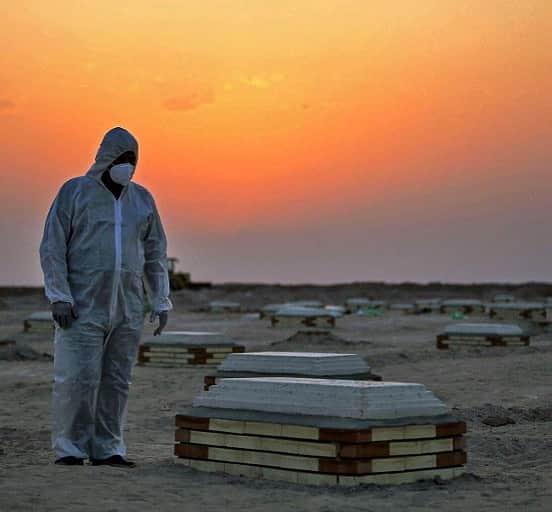AFP通信さんのインスタグラム写真 - (AFP通信Instagram)「AFP Photo 📷 Ali Najafi - An Iraqi man looks at a tombstone at a cemetary for COVID-19 victims, 20 km from the central holy city of Najaf, on June 10, 2020.」6月12日 22時07分 - afpphoto