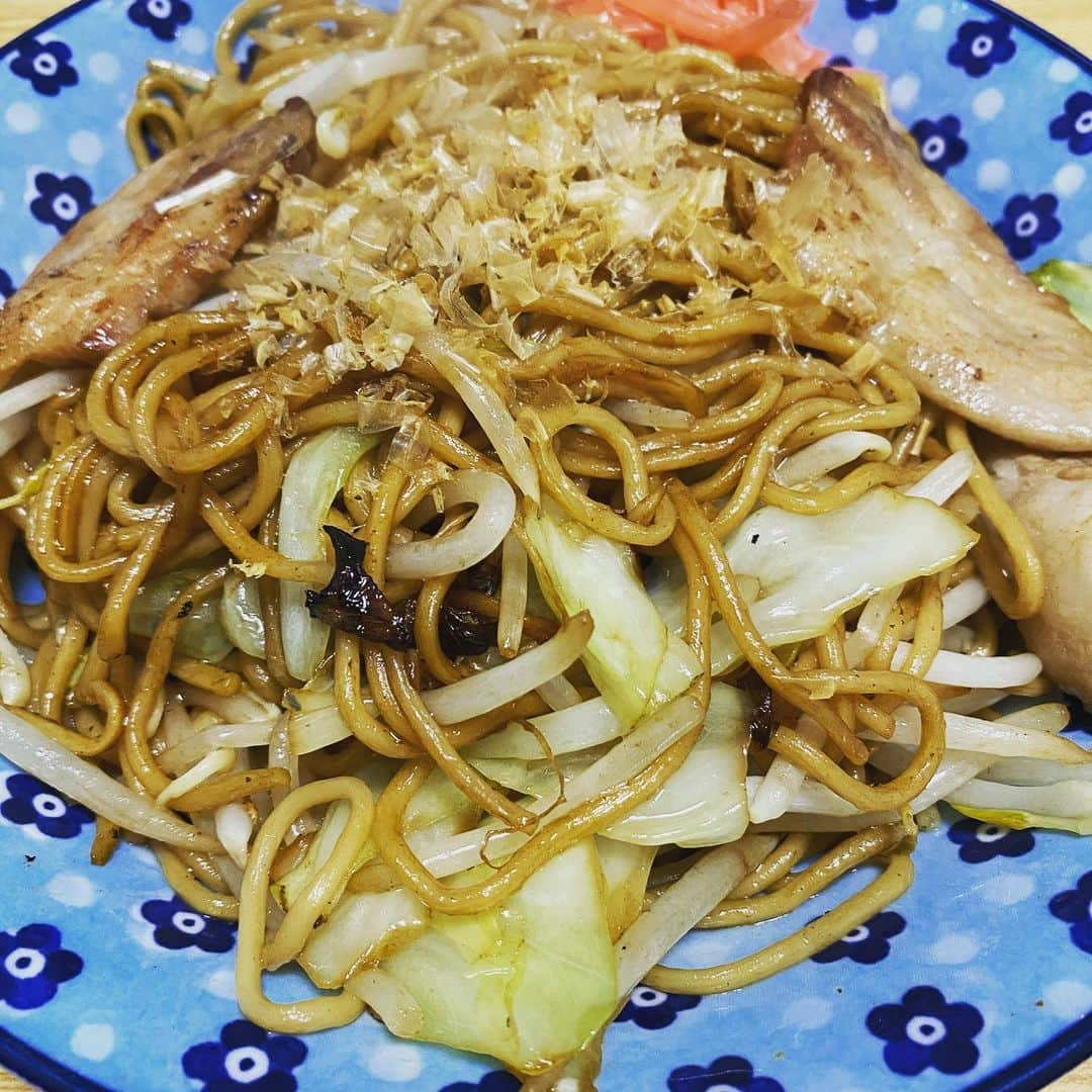 元木寛人のインスタグラム：「自分史上最高の、焼きそば。  #インターネットを参考に #事前に麺と調味料を合わせもんでみた #一旦麺に焼き目つける #青のりがあれば完璧だった #ウスターソース #オイスターソース #ちょっとお祭りの屋台のイメージ #美味しかった #雨の季節 #梅雨入り #最大限の警戒はしながら #もしものことを考えながら #それでも何も起きないことを #願いたい #いざとなったときの #準備はしよう #プロ野球開幕まで1週間 #どんなシーズンになるだろう #いろんなことが動き出す #新しい日常に慣れながら #油断することなく #日々を楽しんでいきたい #つながろうめんたい #今日も一日お疲れ様でした😊  #明日も良い日になりますように✨」