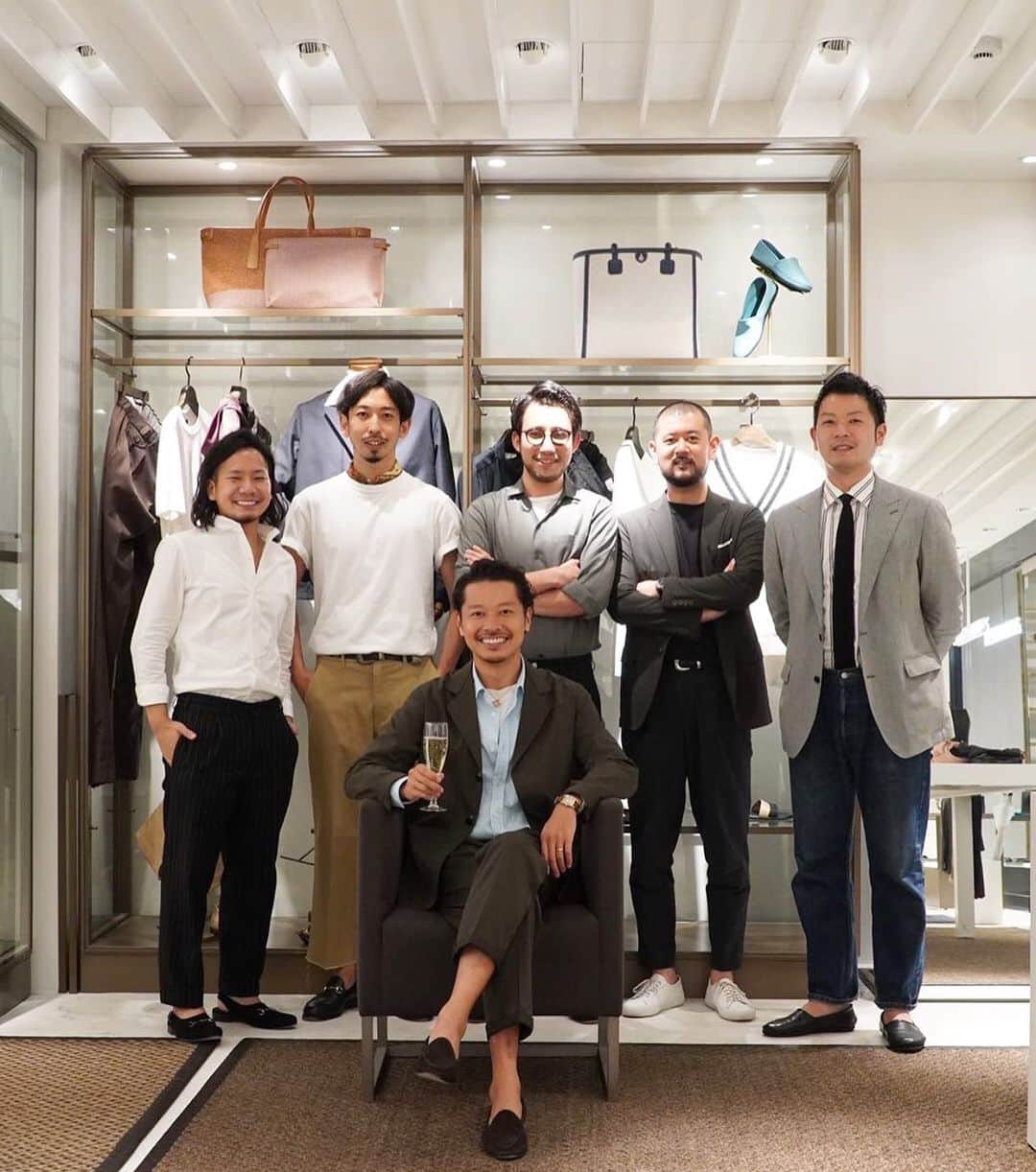 高田朋佳のインスタグラム：「今日は @designworks_mens_official 銀座店でInstagram Live をやらせて頂きました！ 多くの方が帰宅中の時間だったと思いますが、見て下さってありがとうございました‼︎ Design Worksさんのセレクトした色気のある商品と @colony_clothing の商品が混ざると、またいつもと違ったスタイリングが想像出来て楽しかったです!! ※写真撮影のため特別にマスクを外しています。 こんな時期ですがお近くにお越しの際はお店を覗いて見て下さい。 @designworks_mens_official の皆様、ありがとうございました‼︎ ———————————————————————— #popupstore #東京 #reservationsonly  #takadachannel #youtuber #onlyone #newcolonialstyle #jetset #singapore #luxuryresort #colonyclothing #singaporelife #singaporestyle  #lifestyle #fashion #mensfashions #dapper #igfashion #sprezzatura」