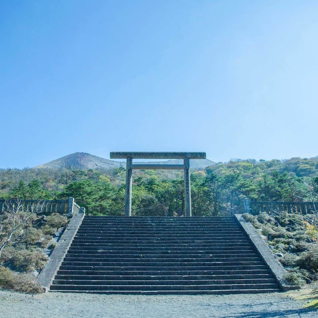 Hanako公式さんのインスタグラム写真 - (Hanako公式Instagram)「【#HanakoTravel】﻿ 📍今回は特別編をお届け！﻿ 国内、海外を問わず、60を超える旅の景色を紹介してきた本連載でインスタフォトグラファー @6151 （ロクイチゴイチ）さんが忘れられない旅の記憶とは？﻿ ﻿ 気になる第3位は…？﻿ ﻿ FOOD：宿泊者限定のフルーツパンケーキの朝食。🥞﻿ 〈オクマ プライベートビーチ ＆ リゾート〉の天然の砂浜と青い海を眺めながら〈潮風のラウンジ〉で特別な朝食を。﻿ ﻿ SPOT：神秘を感じる〈霧島神宮古宮址〉の絶景🦕﻿ 霧島の大自然が育んだ緑と広い空の下で深呼吸。伝説と歴史を辿り、心と体を解き放つ神秘の旅がおすすめ。﻿ ﻿ ﻿ #Hanako #Hanako_magazine #カメラ女子 #女子旅 #タビジョ #オクマプライベートビーチアンドリゾート #霧島神宮古宮址 #旅グルメ #カフェ巡り #旅ごはん #japantrip #旅の記録 #旅スタグラム﻿ ﻿ 📣# Hanakotravel では4人のインスタグラファーが国内外のいろいろな土地を旅して、誌面とInstagramの両方で素敵な写真をお届しています。」6月12日 22時16分 - hanako_magazine