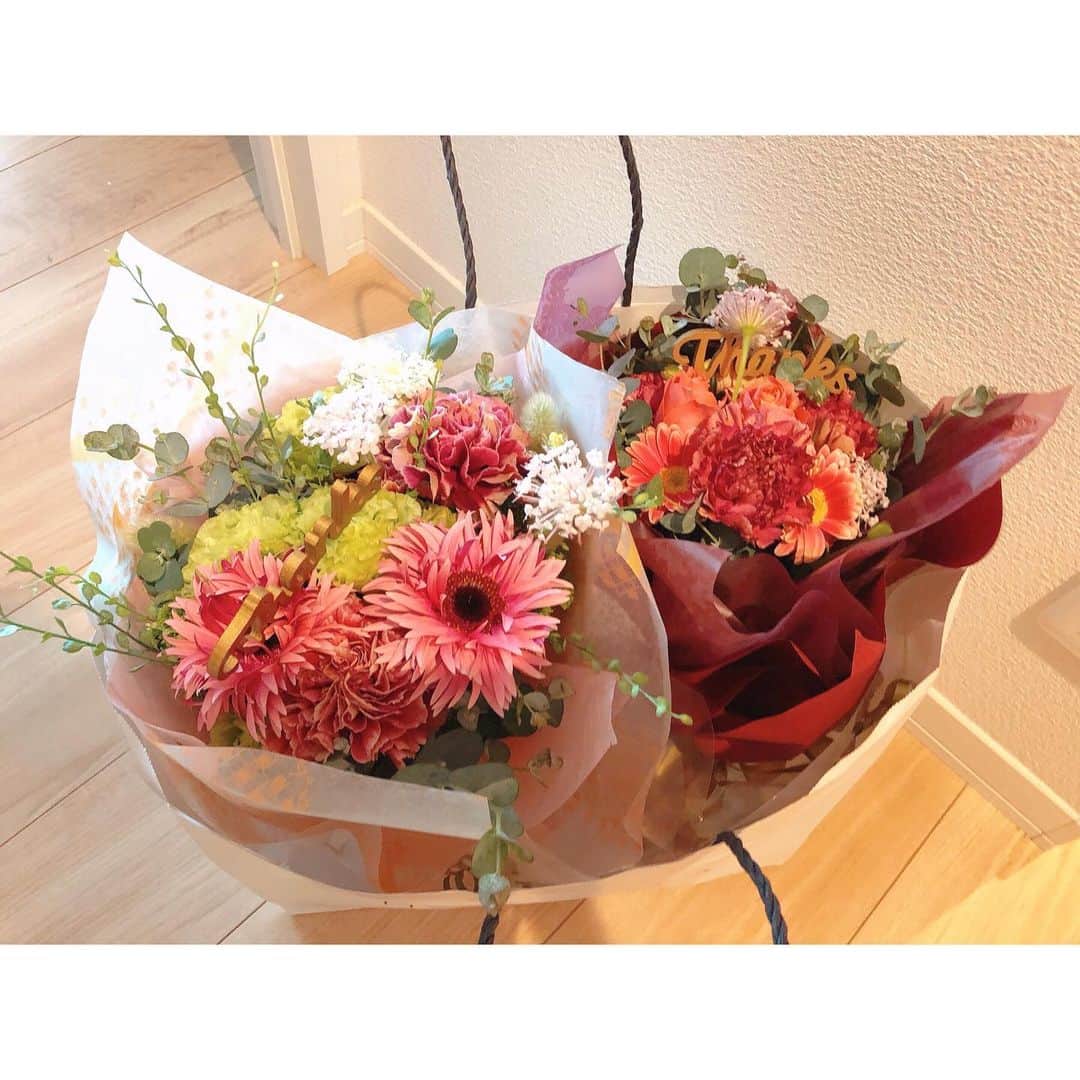 のインスタグラム：「もうすぐ父の日👔 母の日はお花などを贈るけど父の日は悩んでしまう...という方も少なくないはず！...はず... 明日のU-dokiではおすすめの父の日のプレゼントをご紹介しますよ🎁 明日もぜひご覧ください(^^) #udoki #母の日のお花」