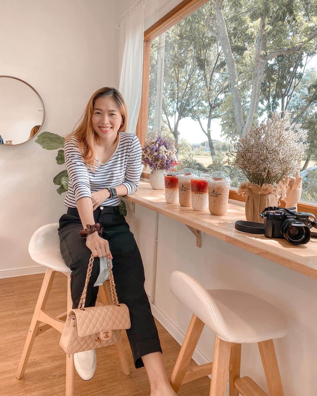 ラチャノック・インタノンのインスタグラム：「คำตอบของหัวใจ อยู่ในรอยยิ้มของเราหมดแล้วนะ 🧸 #bkkcafe #bkkcafehopping #cafebkk」