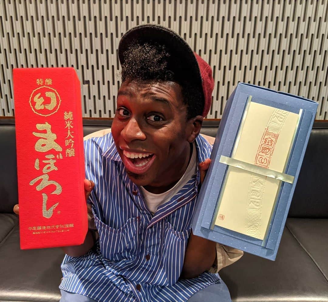 アイク・B・ヌワラのインスタグラム：「色んな仕事場で日本酒が大好物ってバレてるわ！💦 誕生日プレゼントありがとうございます！！m(_ _)m  #おはスタ #Lovemusic #感謝しかない」