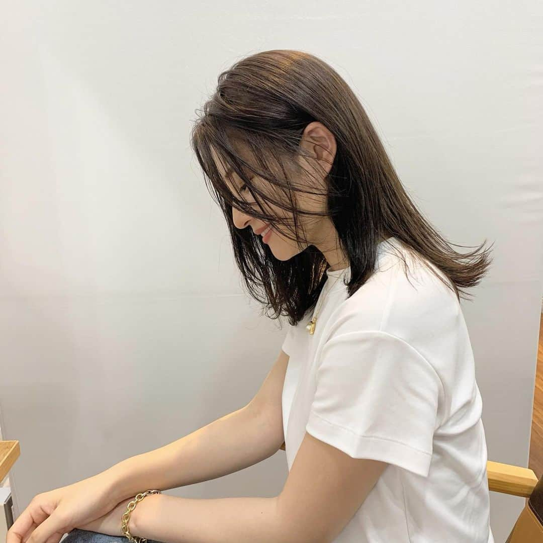 中瀬古ゆきなさんのインスタグラム写真 - (中瀬古ゆきなInstagram)「髪の毛やーーっと整った🥺💓 ・ 理想通りの綺麗な髪色になり、 2倍くらいに増えた髪の量もスッキリ❣️ サロンの偉大さを痛感しました😭💕 今回は、顎下まであった前髪を 鼻の先くらいまでにカット✂️ 全体は巻かなくても動きが出やすいように 魔法をかけてくれました🌈 いつもメンテナンスしてくれている @hideki.chiba には本当に感謝です🥺 ・ サロンではこまめな消毒はもちろんのこと、 席がパーテンションで区切られていたり、 対策を徹底されていたので 安心して施術を受けられました😊✨ ・ #hair #newhair #photo」6月12日 22時27分 - yuch1129