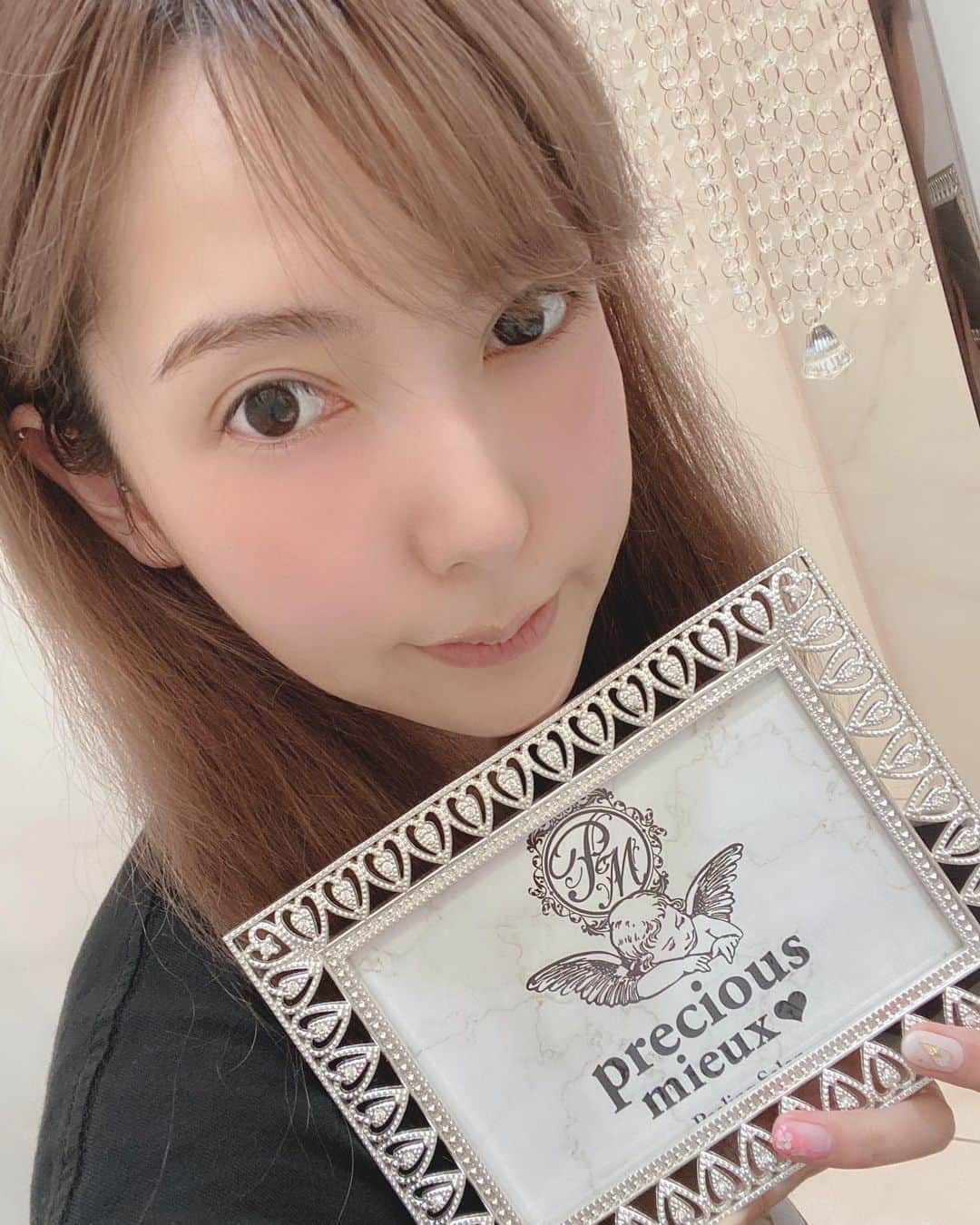 波多野結衣さんのインスタグラム写真 - (波多野結衣Instagram)「ひびやんに紹介してもらいプレシャスミューさん(@precious_mieux )にいってきたよ！ DNAピーリングしてもらいました✨ 赤外線ゲルマヒーターで体を温めてから施術してもらったので汗もドバドバ出て、毛穴も開いてスッキリしました！☺ 今回えりなさんに施術していただきました！ 沢山お話できて楽しかったです♡ ありがとうございました！☻ ピーリングもしてもらいましたが、毛穴以外にもしわとか乾燥肌にもよい施術もあるみたいでお顔の体質改善もしたいのでこれから通います！！ #precious_mieux #ピーリングサロン #ピーリング #ハーブピーリング #毛穴ケア #毛穴の黒ずみ #いちご鼻 #角栓除去 #ニキビ #ニキビ跡 #ニキビケア #美肌ケア #美肌作り #エステ　#エステサロン #肌質改善 #細胞再生 #アンチエイジング #陶器肌　#美白ケア #美容 #美容液 #美容好き #スキンケア　#スキンケア用品 #オススメコスメ #ノーファンデ #美肌作り」6月12日 22時43分 - hatachan524