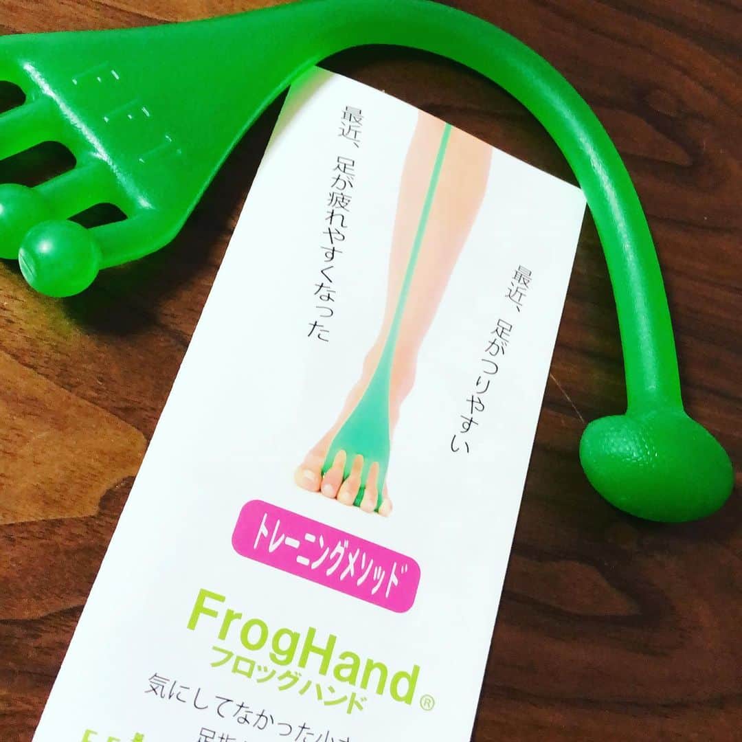 のインスタグラム：「今回ご縁がありまして、 @fitfingertraining  さんから　#froghand を提供していただきました。﻿ ﻿ ﻿ 自分はとても足裏やふくらはぎがだるくなったり、連日試合だったらとてもしんどくなる人なんです。そして、バランス感覚がもうお年寄りのようにフラフラです。笑﻿ ﻿ そんな、僕にはとてもよいアイテムです！！﻿ 出会えた事に感謝！本当にありがとうございます。﻿ ﻿ バランス感覚や疲労改善・パフォーマンス向上にはうってつけです！！﻿ アスリートの方だけではなく一般の方にも最適です！！﻿ みなさんも僕と一緒に #froghand  して人生を浮き足だしちゃおう！！笑﻿ ﻿あと女性用に強度が弱いやつもあるので、ぜひ検討してください！！笑 P.S 俺の足相当汚いわ。　@___34rs ﻿ ﻿ @fitfingertraining ﻿ @orangevikings ﻿ @erutluc_basketball ﻿ #愛媛オレンジバイキングス﻿ #froghand」