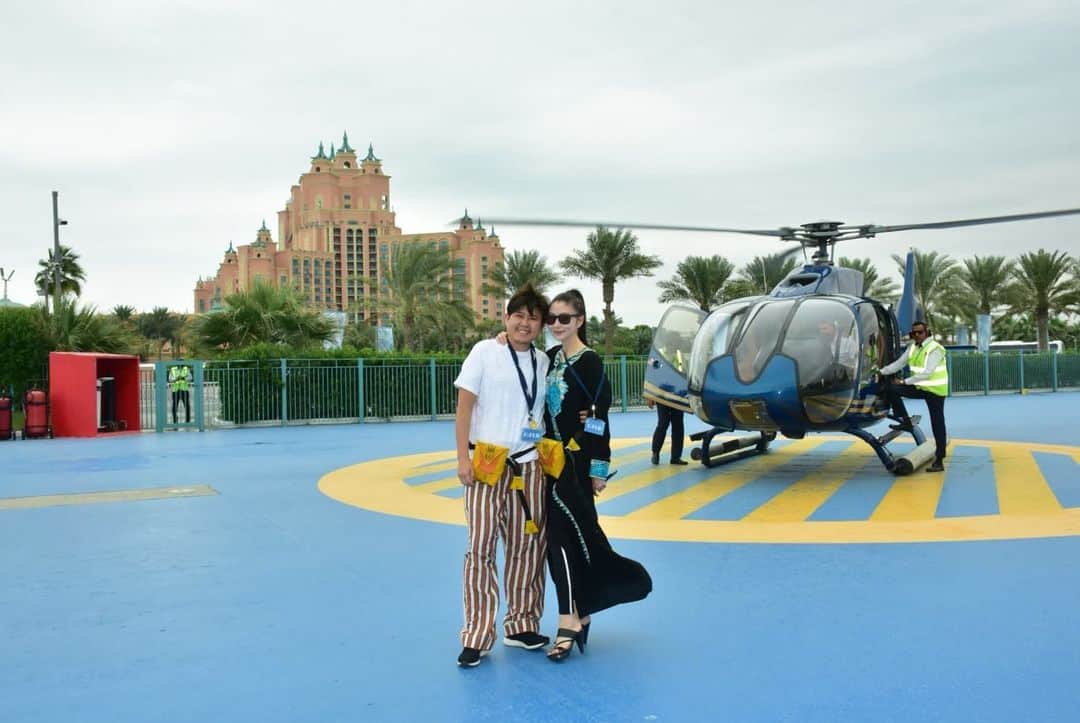 平田りえさんのインスタグラム写真 - (平田りえInstagram)「🚁🚁🚁﻿ ﻿ in Dubai﻿ ﻿ ヘリコプターから見ると﻿ 土地勘がつかめて﻿ 旅行が更に楽しくなる💗﻿ ﻿ 飛行中パイロットさんが﻿ 歴史や文化の話もしてくれて﻿ 旅行が更に更に楽しくなる💗﻿ ﻿ ただ、﻿ 10分で酔った😭💦﻿ ﻿ 船よりは大丈夫だったけど﻿ 乗り物酔いやすい方はキツいかも🚁﻿ ﻿ #dubai﻿  #旅行  #海外旅行﻿ #ヘリコプター﻿ ﻿ ﻿」6月12日 22時49分 - riehirata0315