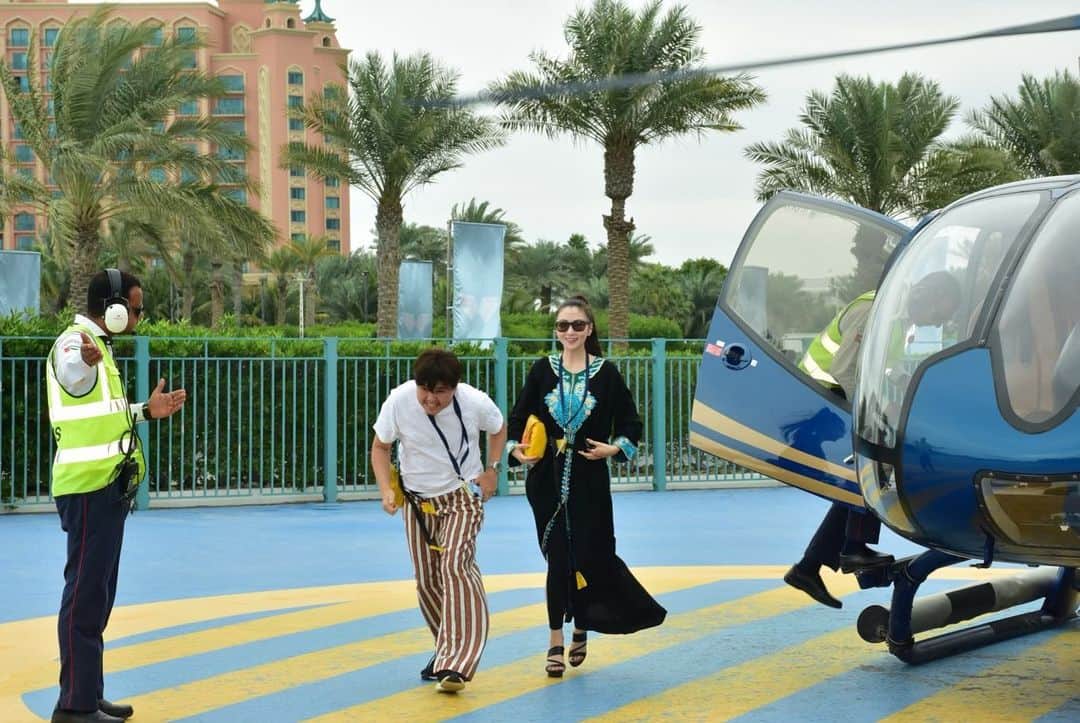 平田りえさんのインスタグラム写真 - (平田りえInstagram)「🚁🚁🚁﻿ ﻿ in Dubai﻿ ﻿ ヘリコプターから見ると﻿ 土地勘がつかめて﻿ 旅行が更に楽しくなる💗﻿ ﻿ 飛行中パイロットさんが﻿ 歴史や文化の話もしてくれて﻿ 旅行が更に更に楽しくなる💗﻿ ﻿ ただ、﻿ 10分で酔った😭💦﻿ ﻿ 船よりは大丈夫だったけど﻿ 乗り物酔いやすい方はキツいかも🚁﻿ ﻿ #dubai﻿  #旅行  #海外旅行﻿ #ヘリコプター﻿ ﻿ ﻿」6月12日 22時49分 - riehirata0315