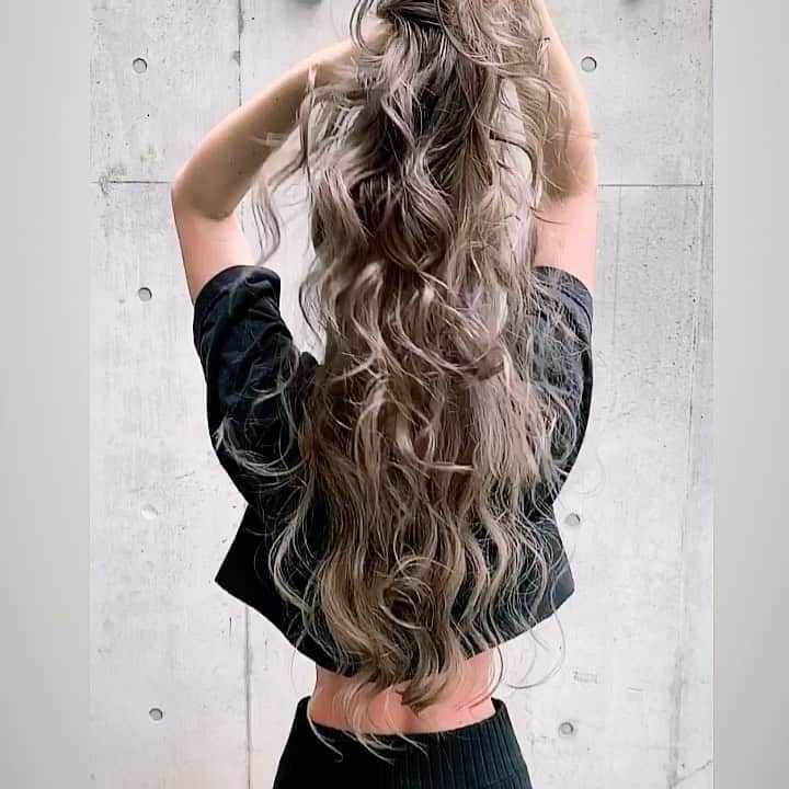 MARISのインスタグラム：「I finally dyed my hair‼︎‼︎‼︎ Thank you for taking care of my hair @hayato_merry @merry_shibuya 💖 久々にカラーしたよ！そして久々の更新✨ すっごいプリンで耐えられず急遽行きたくなって綺麗にブリーチ+カラーしてもらってきた😚黄色味がなくなってHappy💖相変わらず多毛ですが✊🏾髪綺麗にしてくれてありがとう〜💖 ・ ・ ・ ・ ・  #newhair #haircolor #girl  #beauty #fashion #tokyo #japan #hairstyle #longhair」