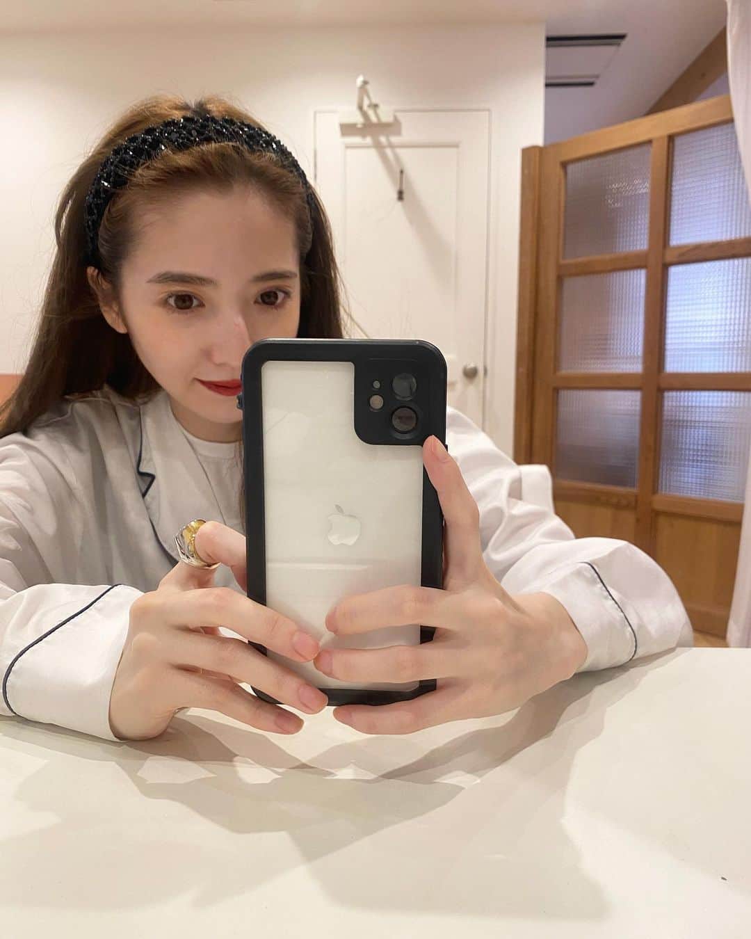 平木愛美のインスタグラム：「きのうは久々美容室へ💇‍♀️🧡violet  stayhome期間はなかなか行けなかったので、カラートリートメントヘッドスパカットのフルコースでお願いしました。 しあわせ🤦‍♀️💞🌼 自分への癒やし時間も大切だねえ。 @violet_hairsalon  new hairはまた載せますねっ。ミントなオリーブ系の色にしてもらって、今日さっそく現場でカラー褒められたっ。 そして伸びてた前髪も短くなったっ。  ストーリーで、このゆるりとshot載せたところ、iPhoneケースの質問DM多くいただいていたので… 私ほんとにすーぐ落とすし今まで何十回と割ってきたからこの数年、ケースは"可愛さ＜強さ"で選んでいて、画面まで全部覆われてる守られまくりなケースです💓🕺🚀笑 重ねて防水だし最高！！！ LIFEPROOF愛用派だったのですが、今回のこれはネットで見つけてふらっと買ってみたもの。 かなりリーズナブルだったけど、いまのところしっかり頑丈に守ってくれてます！  2、3枚目〜は前回の髪で、いつかの撮影おわりの📷 私服ワンピとともにっ。 髪の長さもかなり伸びてたなあー！」