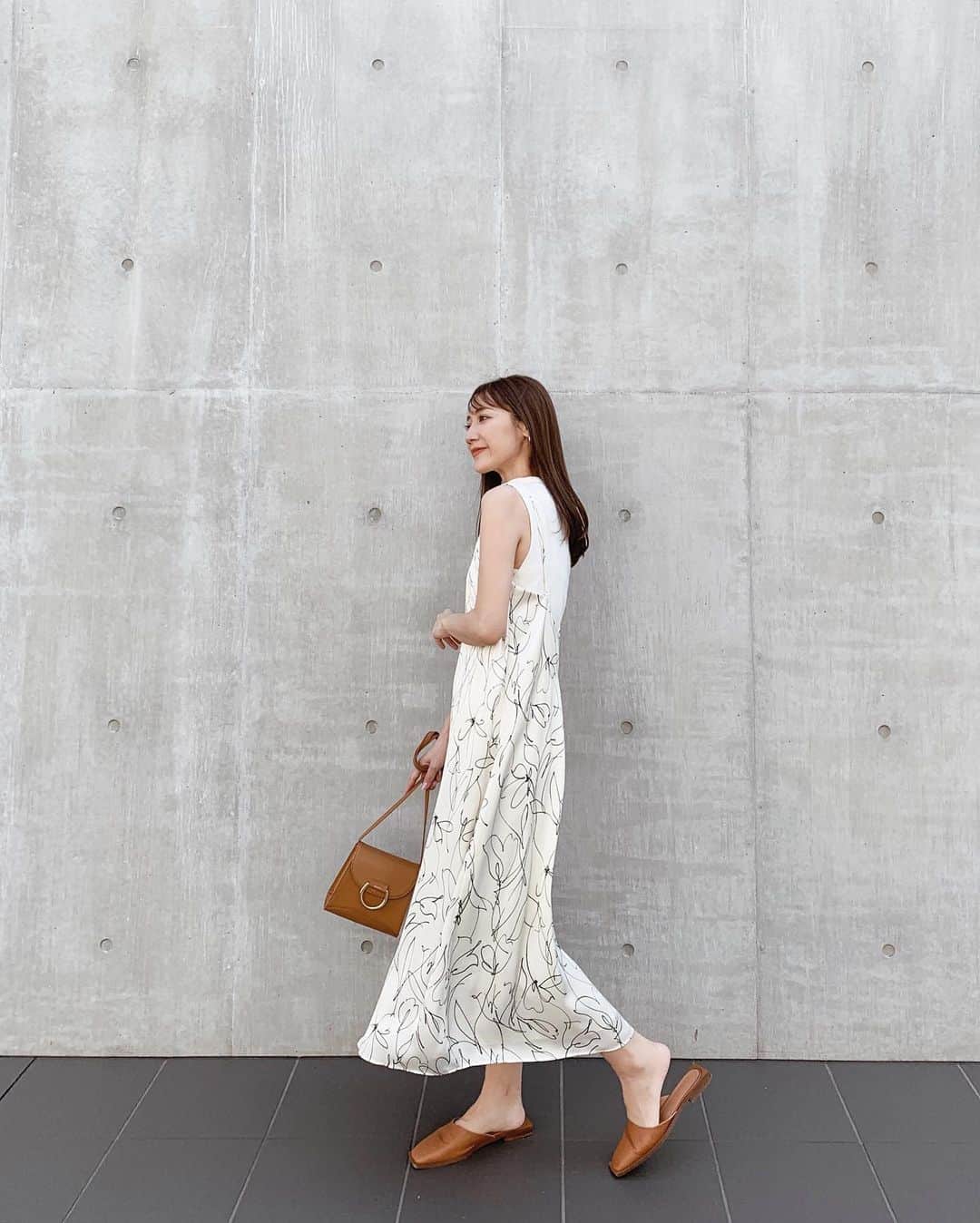 小川陽香のインスタグラム：「この前の私服♡ ㅤ ワンピは @unitedarrows_official  前買おうか迷ってたやつセールなってて、らっきー✌🏻💕 ㅤ ㅤ 今週もお疲れ様でした🛋 #ootd #code #fashion #unitedarrows #onepiece #whitecode #ファッション #コーデ #ユナイテッドアローズ #ワンピース #ワンピースコーデ #私服コーデ #私服 #155cmコーデ」