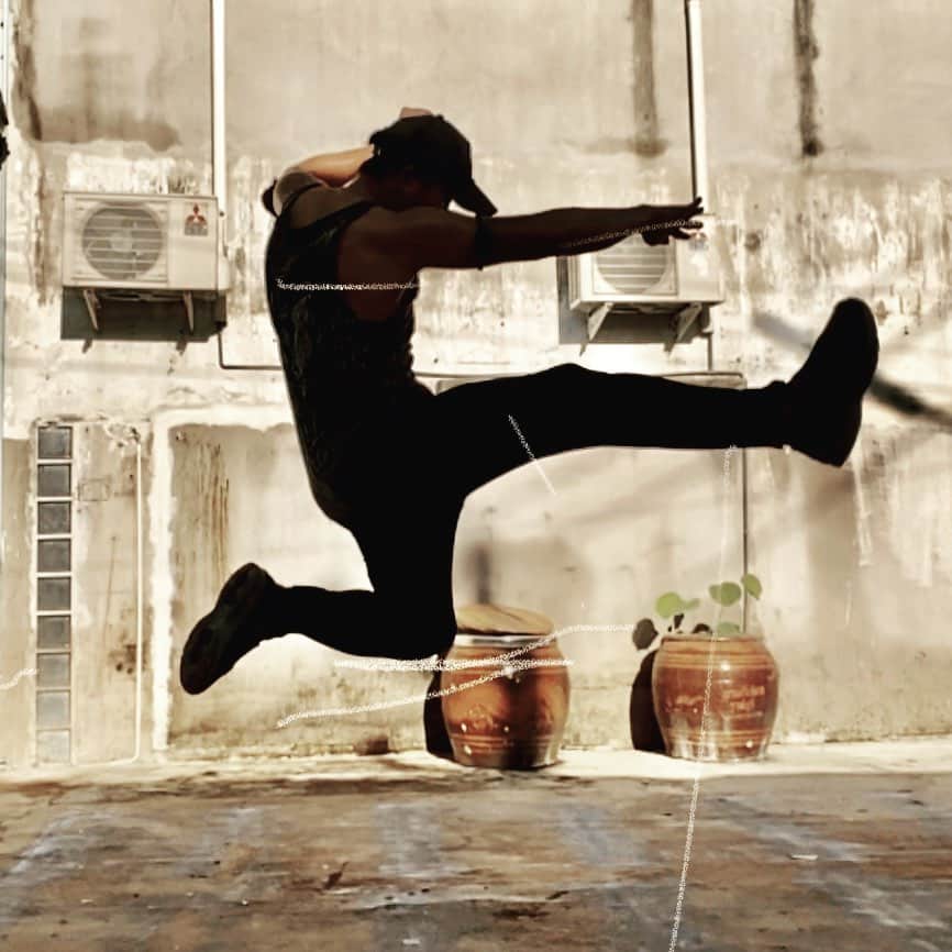 トニー・ジャーのインスタグラム：「If you have time please jump up .」