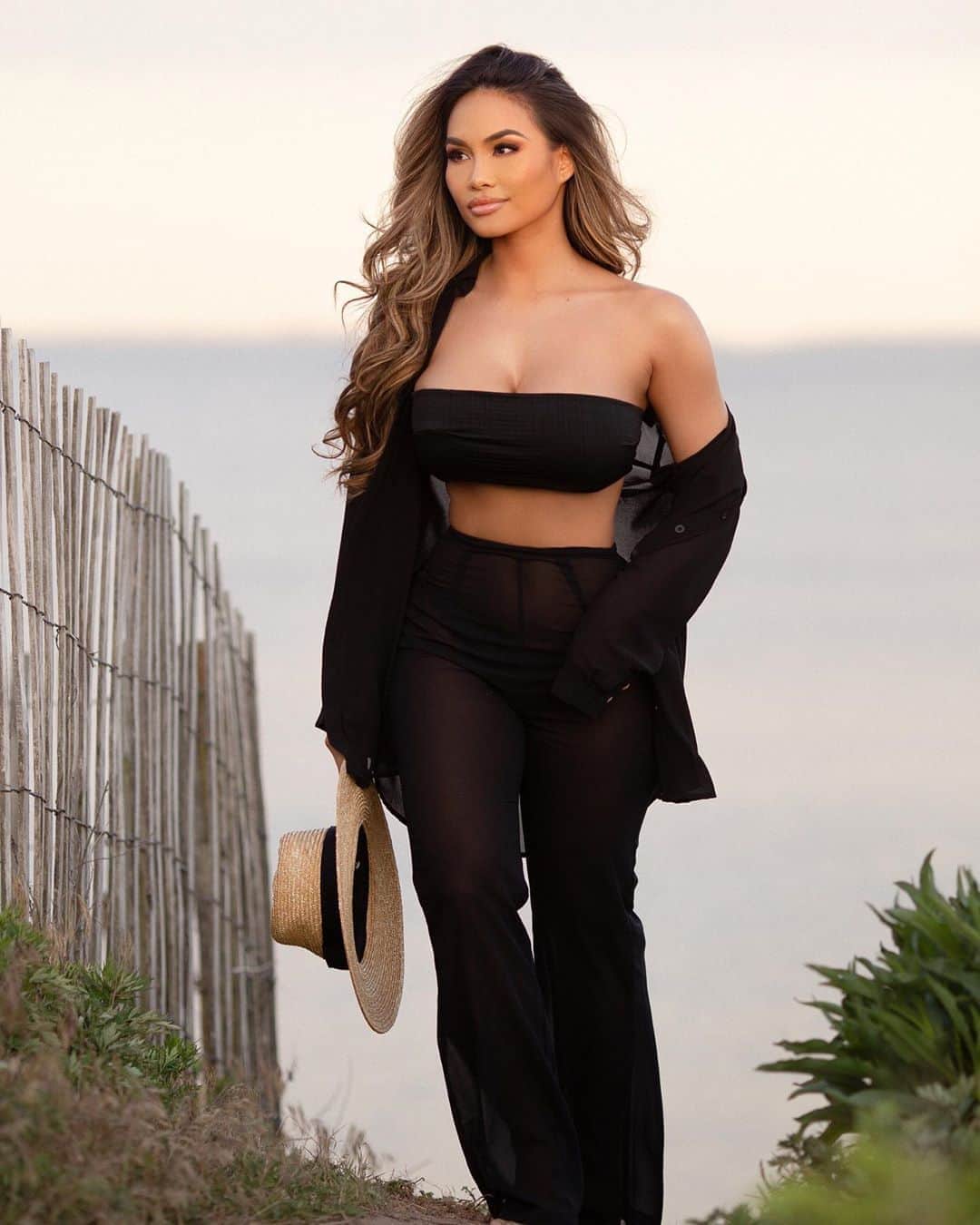 ダフネ・ジョイのインスタグラム：「All the feels .... 🖤 @prettylittlething」