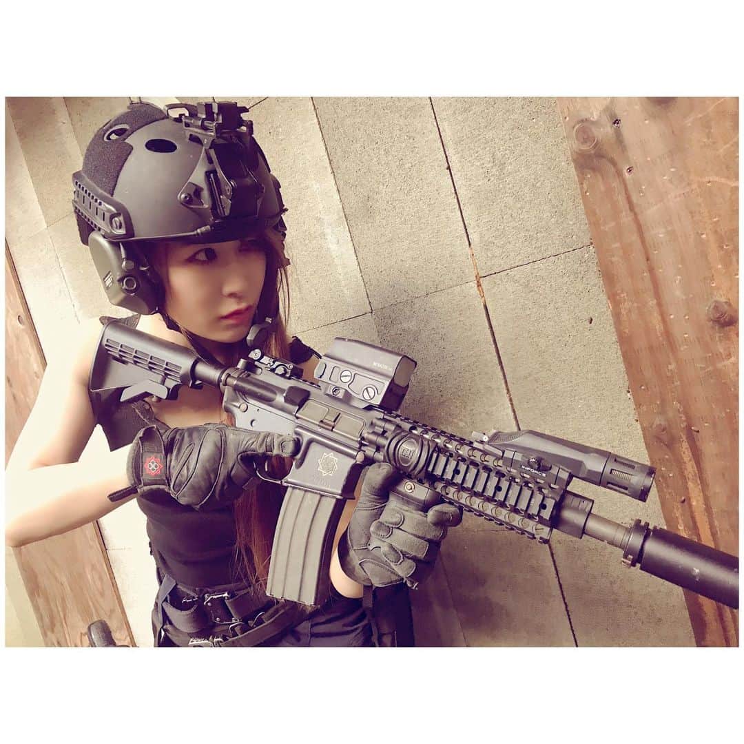 のインスタグラム：「. . . 明日、土曜の夜お休みだから . . 💜インスタライブ💜やるよん . . 1時間くらい予定だから見てね💕 . . 呑みながらトークしながらWOTで遊んだりしようかなって思ってるよんんん . . あああああああサバゲー行きたい🔫 シューティング行きたい . . 政府が全面解除を検討してる６月１９日以降!! . , マジ行きまくる💕ε=ε=ε=ε=ε=ε=┌(;￣◇￣)┘ . . キャンプもツーリングも!!無線運用も やりたいこと沢山!!! . . そろそろストレス発散しないとやばい💦 . . ※フィールド内ですが許可を得て ゴーグルなし🥽で撮影させて頂いています🔫 . . 🖤🖤🖤🖤🖤🖤🖤🖤🖤🖤🖤🖤🖤🖤🖤🖤 🖤🖤🖤🖤 . . . 🌈ぴっちょりーなYouTubeチャンネル🌈 週一💕配信中〜 . . 🌈ぴっちょりーなバイクアカウント🌈 @picciolina . . . 🖤🖤🖤🖤PICCIOLINA☆SCHEDULE🖤🖤🖤🖤 . . . . 🔫ゲスト出演🔫サバイバルゲームイベント  7月5日（日) @peacecombat_magazine  PeaceCombat GAMES Vol.13  @union_sgf &  @met_union . . 🛵ゲスト出演🛵バイクイベント 9月13日(日) CUBサミット 摺上川ダム 梨平公園 . . 🔫ゲスト出演🔫サバイバルゲームイベント 秋頃  @ggarmament JAPAN G&G LOVERS  サバイバルゲームフィールド ユニオンベース . . . 📱ブース出展📱無線イベント 10月31日(土)11月1日(日) ハムフェア @東京ビックサイト . . . . 🔫MC出演🔫サバゲー用品物販イベント 11月3日(火) @爆裂祭 @ 池袋サンシャインシティー . . . 🎪MC出演🎪キャンプイベント🏕 11/7(土)8(日)  @unionoutdoorfestival  ユニオンアウトドアフェスティバル @ サバイバルゲームフィールド ユニオンベース M.E.Tユニオン . . . 🖤🖤🖤🖤🖤🖤🖤🖤🖤🖤🖤🖤🖤🖤🖤🖤🖤 🖤  #airsofter#airsofters#airsoftgun#airsoftguns#ぴっちょりーな #piccholina #airguns#airgun#airsofterphoto#airsofting#airsoftwar#airsoftworld#airsoftjapan#airsoftgirl #airsoft#サバゲー#サバゲー女子 #airsoftgirl」