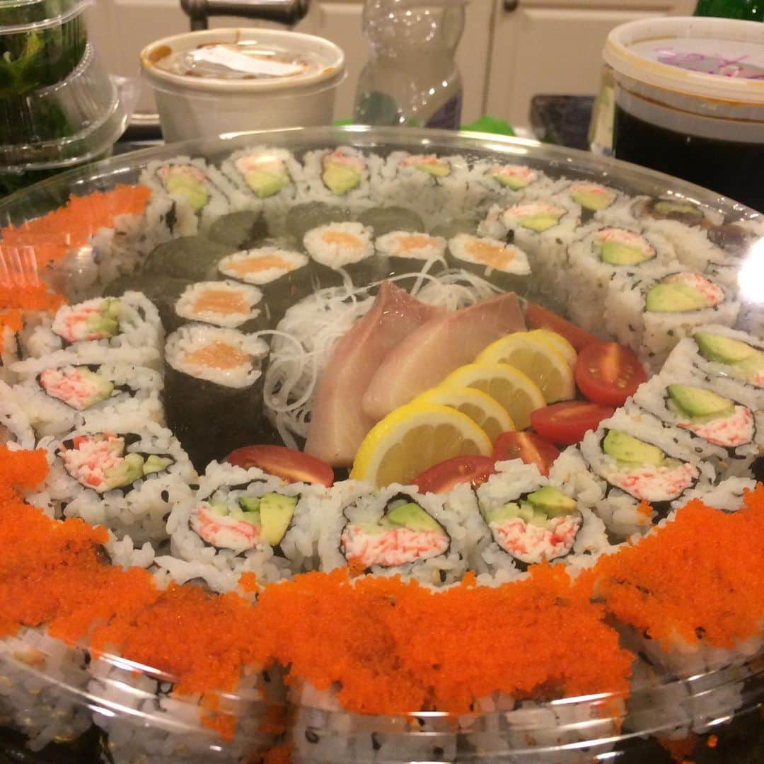 ラリー・ギリアード・Jrさんのインスタグラム写真 - (ラリー・ギリアード・JrInstagram)「Yup! Congrats to our Class of 2020 high school graduate! Did a little sushi roll surprise celebration. So proud of him! Yay Jadon!!! 🎉🎉🎉 @jadon_gilliard #2020」6月12日 23時31分 - thereallgjr
