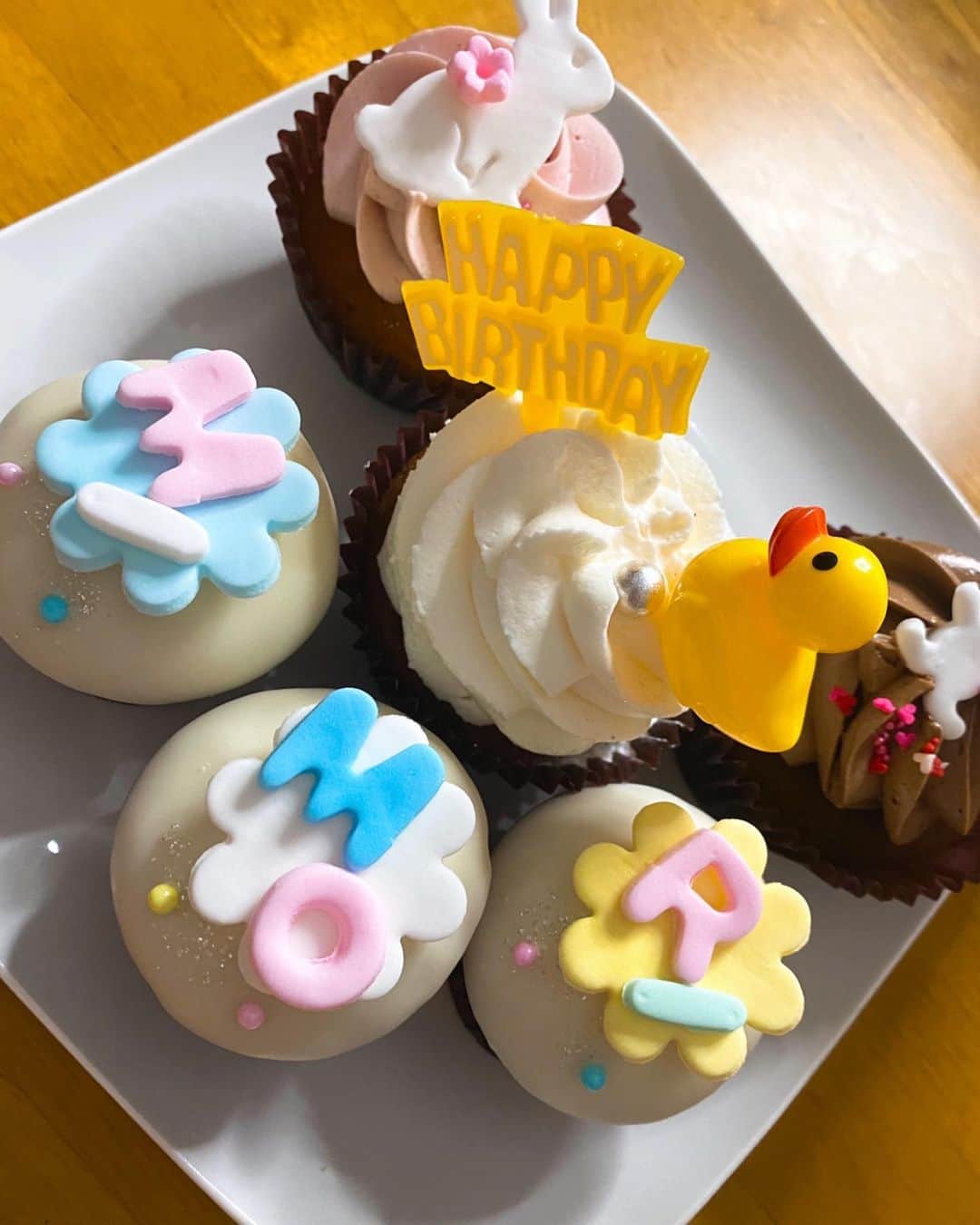 RUUNAさんのインスタグラム写真 - (RUUNAInstagram)「. . みもりさんの少し早い バースデーパーティーでした🎈 . いつも食べたいと言ってる 好きな物を詰め込んだ お子様ランチをこうみちゃんと 作りました🍽 . 可愛いカップケーキと 共に幸せで楽しい夜でした🧁💗 . . #kolme #birthday #birthdaygirl  #happybirthday #MIMORI #homeparty #happy #capcake #plate #omuraisu  #hamburg #cook #enjoy  #love #tonight #today  #誕生日会 #誕生日パーティー  #お子様ランチ  #カップケーキ #良い #夜 #過ごしました」6月12日 23時32分 - ruuna_kolme