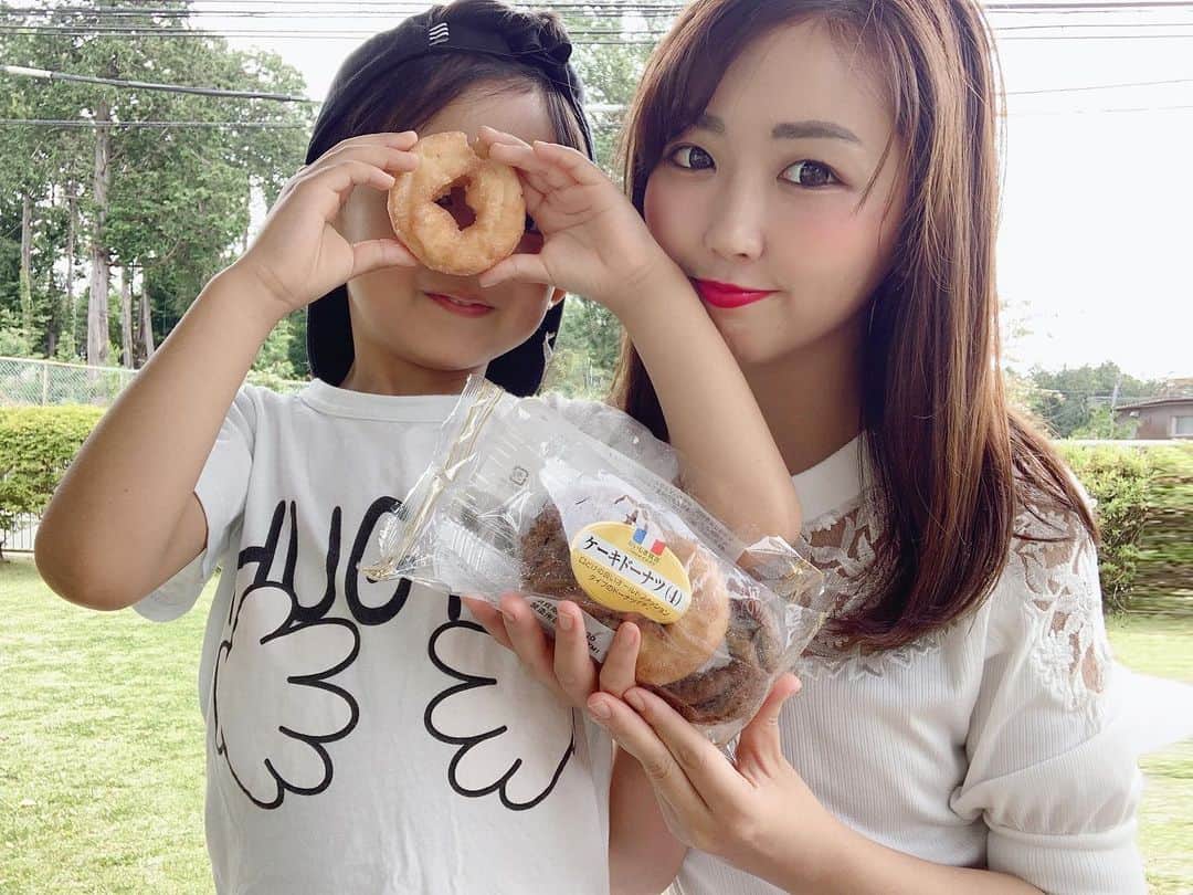 ひかるのインスタグラム：「♡ . 大好きなドーナツ🍩持参して☺️💗 . コロナのおかげで増えた家族の時間とすっかり変わった休日の過ごし方🥰 . 公園で思いっきり遊んでお腹が空いたらたべるおやつとっても美味しいよね〜♡ . . 特におすすめなのはこの最後の2つ！（☞3枚目）わたしが中学生の時から ずーーーっと今でも食べ続けている2つ！！ . . 新商品ももちろんだけど 紹介したのは全部昔ながらの変わらないシンプルなおいしい懐かしい味で大好きです🥰 . . はじめしゃちょーのYouTubeで利き菓子パン動画やってたよー！みてみてね♡ （自粛期間についに😑YouTubeデビューしちゃった） . . . #ヤマザキパン #はじめしゃちょー  #おうちでおやつパン  #おうち時間  #ホワイトデニッシュショコラ  #ケーキドーナツ  #ローズネットクッキー  #ランチパック  #まるごとソーセージ  #pr」
