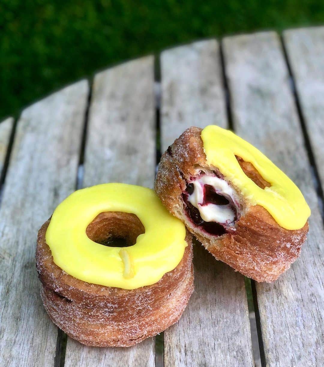 DOMINIQUE ANSEL BAKERYさんのインスタグラム写真 - (DOMINIQUE ANSEL BAKERYInstagram)「Happy Friday, NYC. We’re open here in Soho for takeaway and deliver, and our Cassis Blackberry & Lemon Cronut® for June is looking good. 😎」6月12日 23時40分 - dominiqueansel