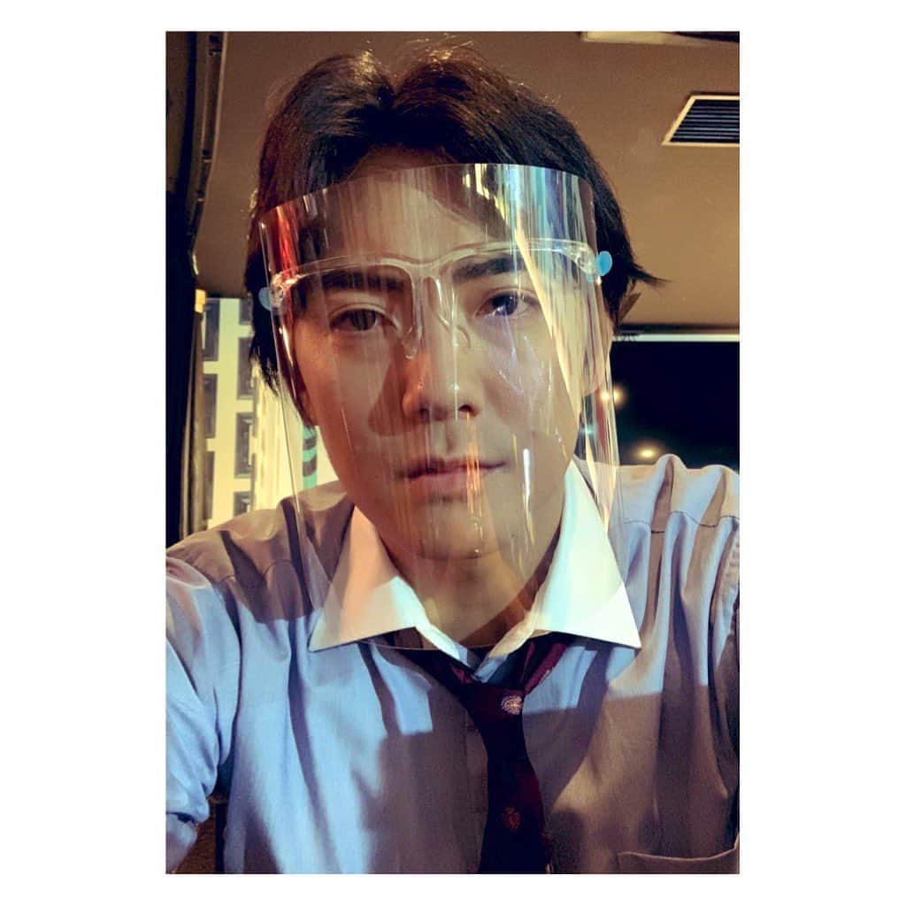 長田成哉のインスタグラム：「シールド越しのオサダで本日は閉店となります。 それではグッドディスタンス👋」