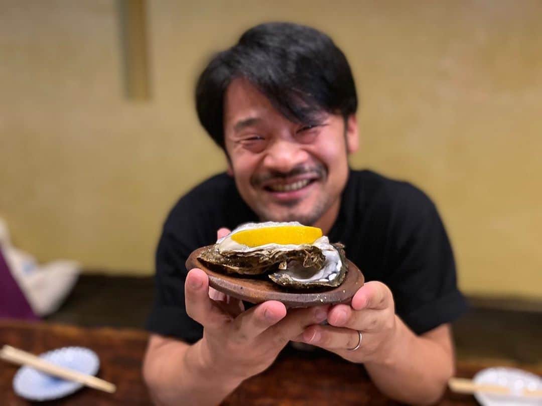 石川龍のインスタグラム：「およそ3ヶ月ぶり！気のおけない友人達とオフラインで夜ご飯。めちゃめちゃ良い気分転換になりました！生牡蠣、幸せすぎて破顔。」