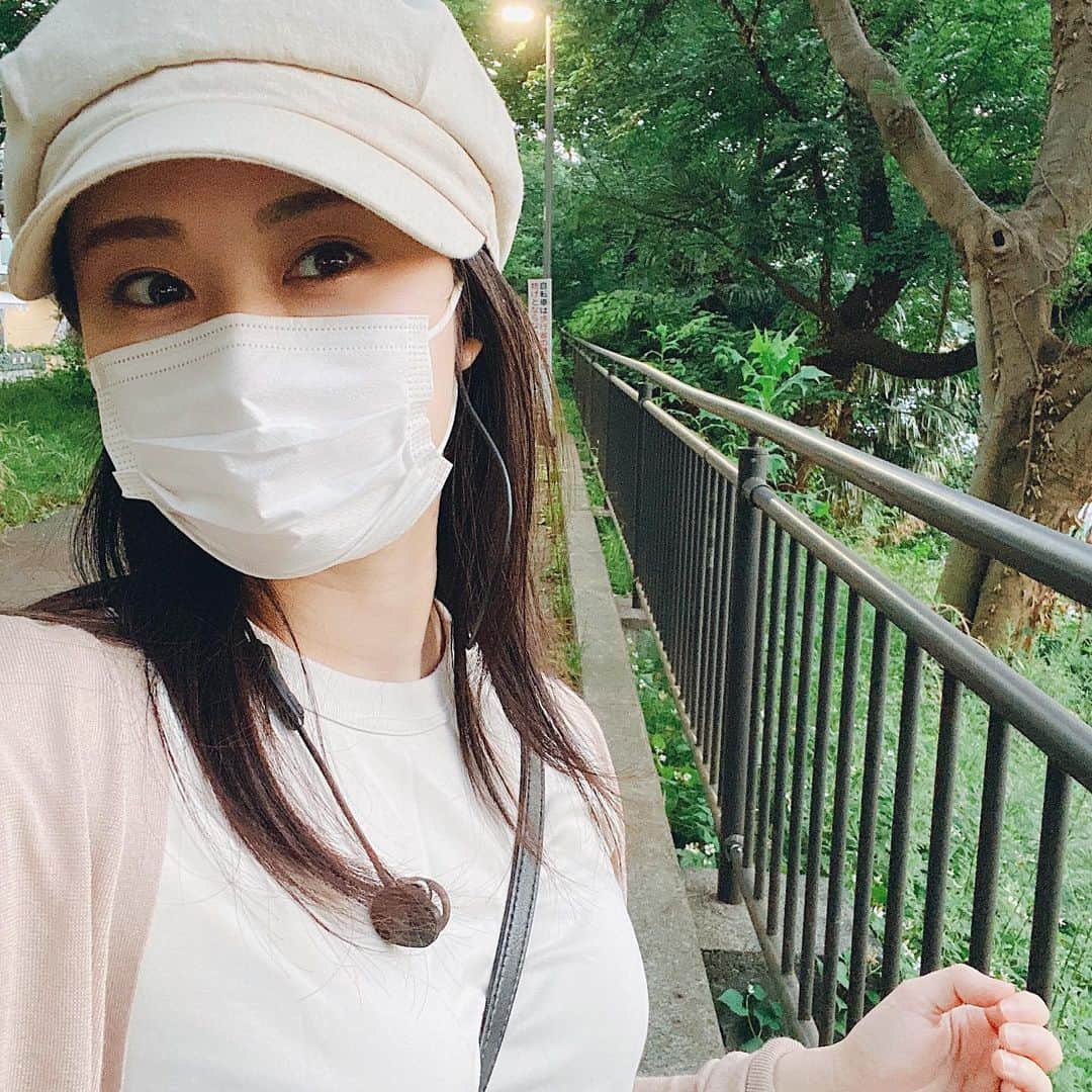鈴木芳奈のインスタグラム：「この間の散歩📷 -自粛から自衛-になったけども、油断は禁物⚠️だねっ 対策しっかりしていこうっ 環境の変化であたらしい毎日になったり、変化した環境についていけない人もきっといるかもしれない 身体や心はしっかりがんばってくれてるねっ ふぅーって深呼吸していきましょっ 今日もおやすみ🌙 #gn」