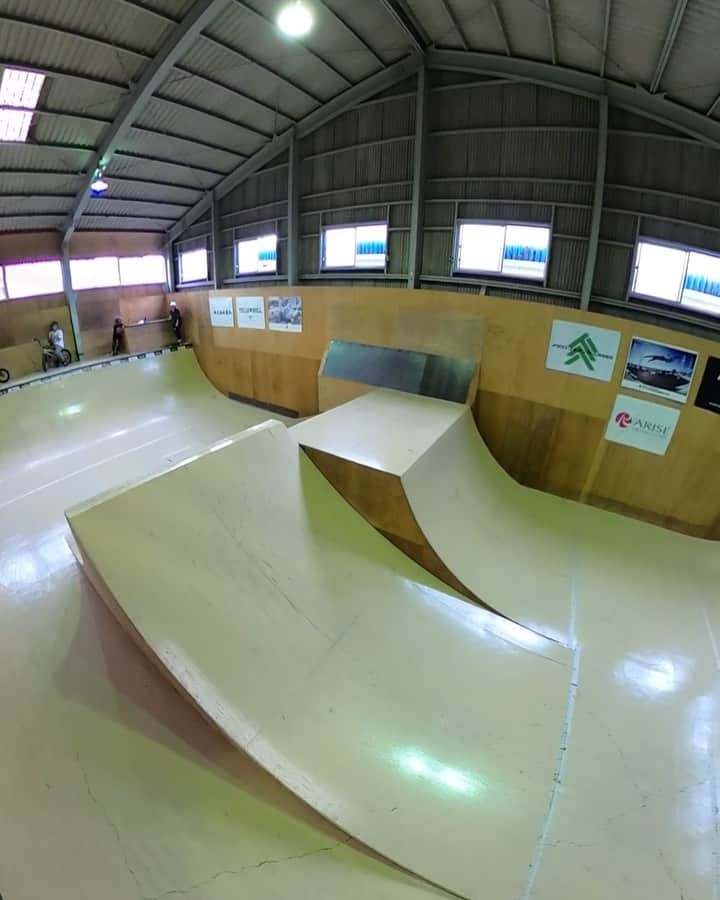 笹岡建介のインスタグラム：「I want to do something interesting👍🏽👍🏽 @goprojp  #mktaxi#dcshoesjapan #dcshoes #skullcandyjapan #bells #independenttrucks #triforce_k #hi_5 #dorcus_tbs #6556skateboarding #division#fivecrossskatepark #showgekiskateboards #13mind#bern#bernjapan#make___#skate#skateboard #instagood #skatecrunch #skatecrunchmag #goproのある生活 #gopromax #gopromax360 #gopro」