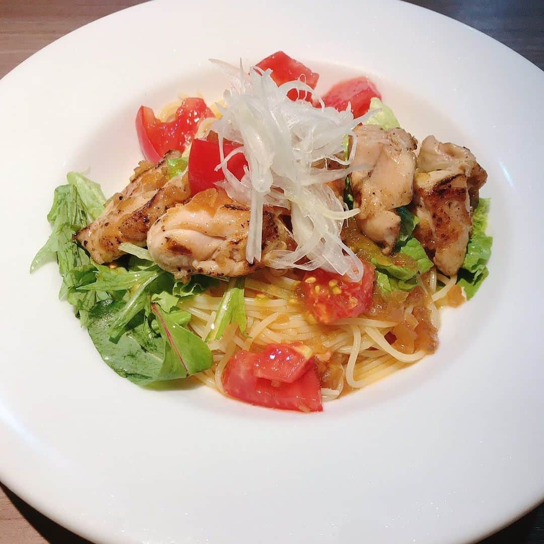 池田真一のインスタグラム：「明日、明後日のパスタランチは！  チキンとトマトの冷製パスタ  ランチタイムは！ 11:30オープン 14:00ラストオーダー 14:30ランチタイム終了  是非食べに来てね！  #こっちこっち #冷製パスタ #ランチ #ダブルアート真べぇ #裏なんば」