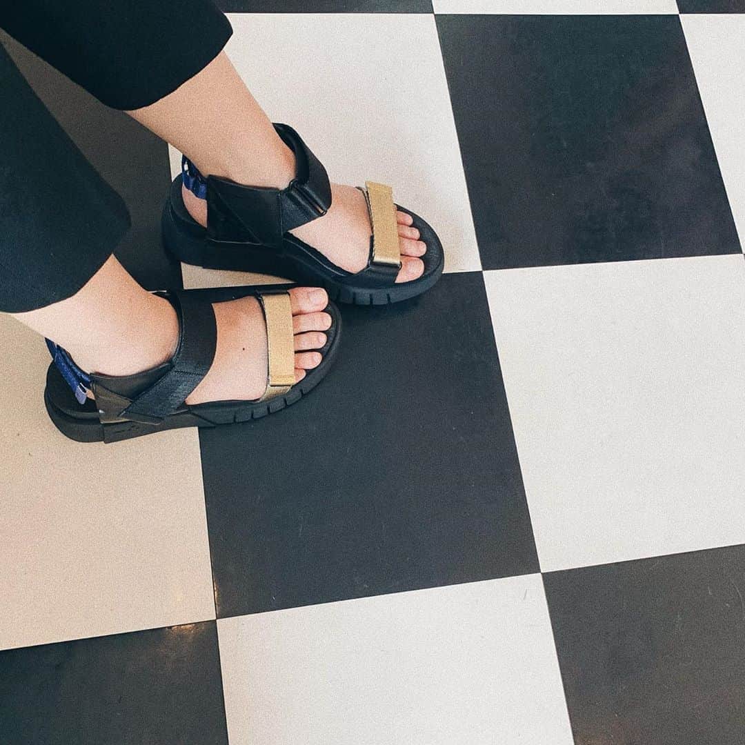 小林玲のインスタグラム：「.﻿ ﻿ ﻿ この間新しい靴おろした🆕﻿ 歩きやすい〜☺︎﻿ ﻿  #un3d #sandal」