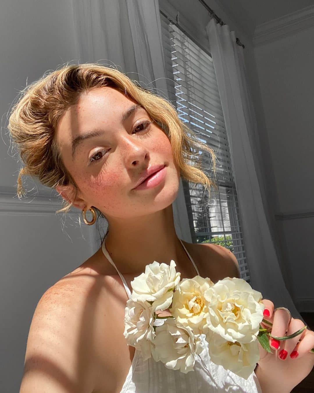 Kelsey Simoneのインスタグラム：「Just uploaded a video with my tips for a more positive & productive morning! Filmed in the style of a morning routine ☺️ I hope you guys enjoy it, link is in my bio to watch!!」