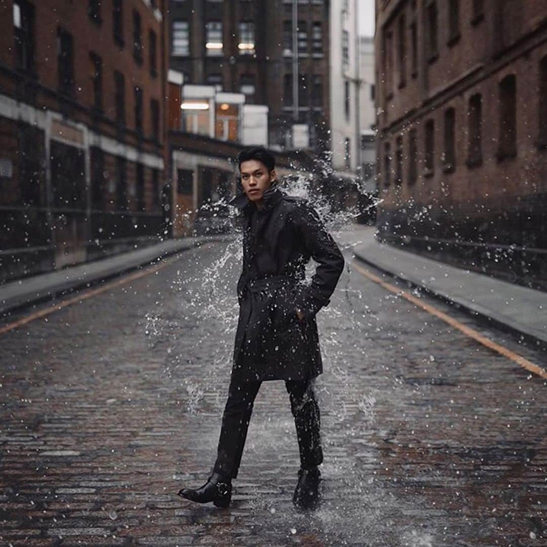 アクアスキュータムのインスタグラム：「Our #Aquascutum Corby trench coat is masterfully crafted in a sumptuously soft cotton-blend and will keep you protected from the rain. Seen here on @qmike」