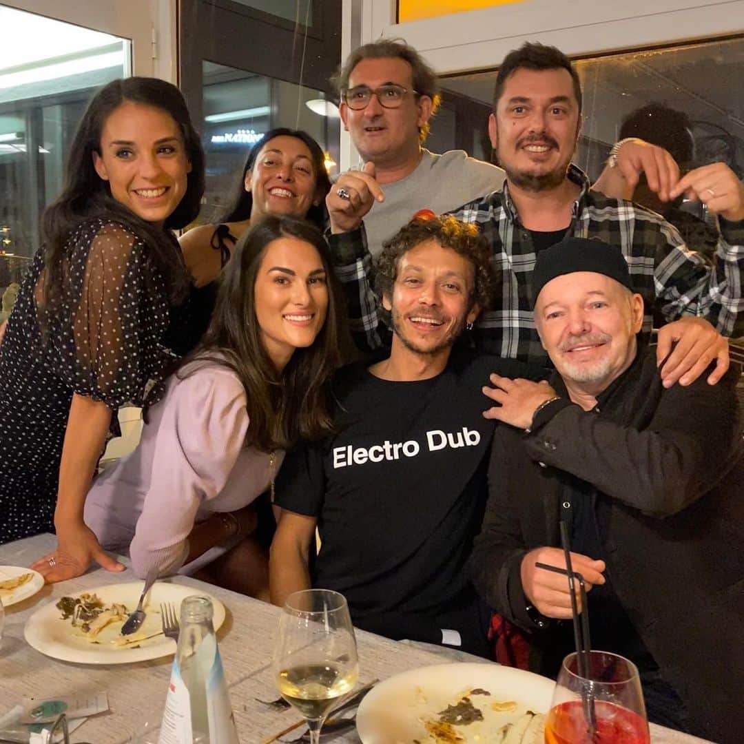 バレンティーノ・ロッシのインスタグラム：「Rossi di sera! Sempre bello godersi Vasco e la sua combriccola💥」