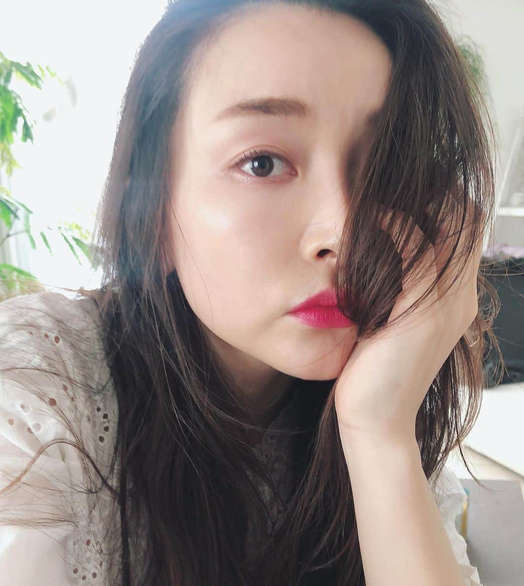 佐々木あさひのインスタグラム：「東京アラート（未だに良く分かってない）解除。ステップ3になったと小耳に挟んだので、そろそろリップメイクを楽しませて頂いても宜しいでしょうか？  #お外でのリップは無 #無からの解放 #そのくらい楽しみたいよって例えね #自粛から自衛」