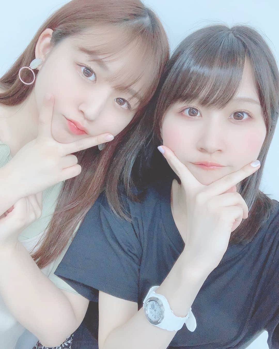八木沙季のインスタグラム：「👭👭 . 久々の2ショット✌️ 最近りーたんさんとの間で流行ってる言葉は 「やめや？」です。（笑） 何かあったらすぐ「やめや？」って言う😚ぷぷ .」