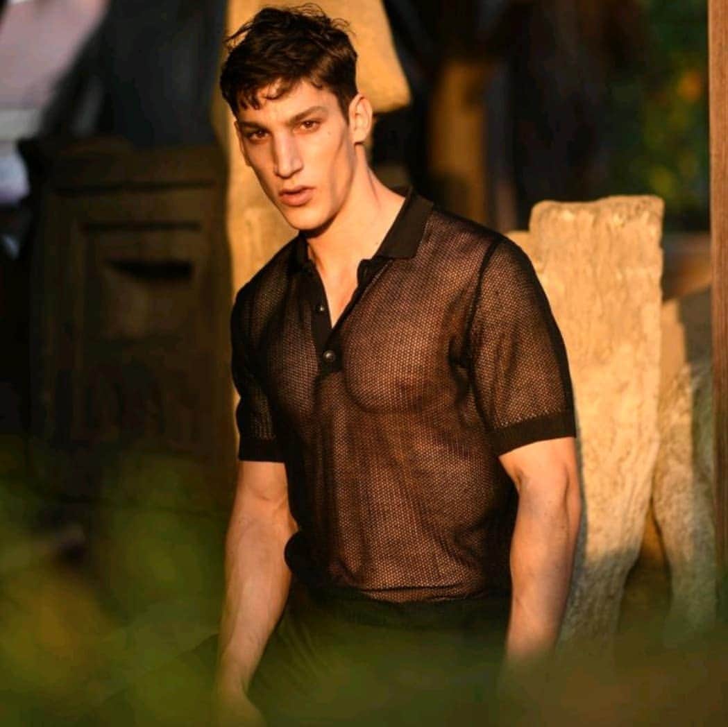 エロトクリトスのインスタグラム：「The golden sunset of the summer needs this mesh polo shirt available online at www.erotokritos.com  Photo @harris_kyprianou_studio model @iasonas_laios」