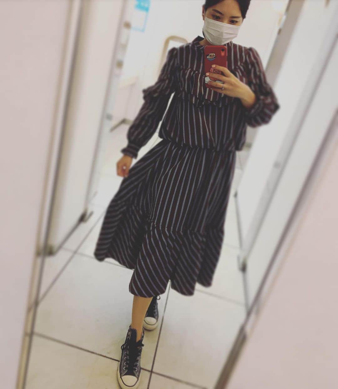 浜口順子さんのインスタグラム写真 - (浜口順子Instagram)「今日のお洋服💙 &LOVEさんのセットアップです🤩 水色のストライプに合わせて 靴はコンバースのデニム素材のハイカット💙  スカート、久々です😚」6月13日 0時09分 - hamaguchijunko