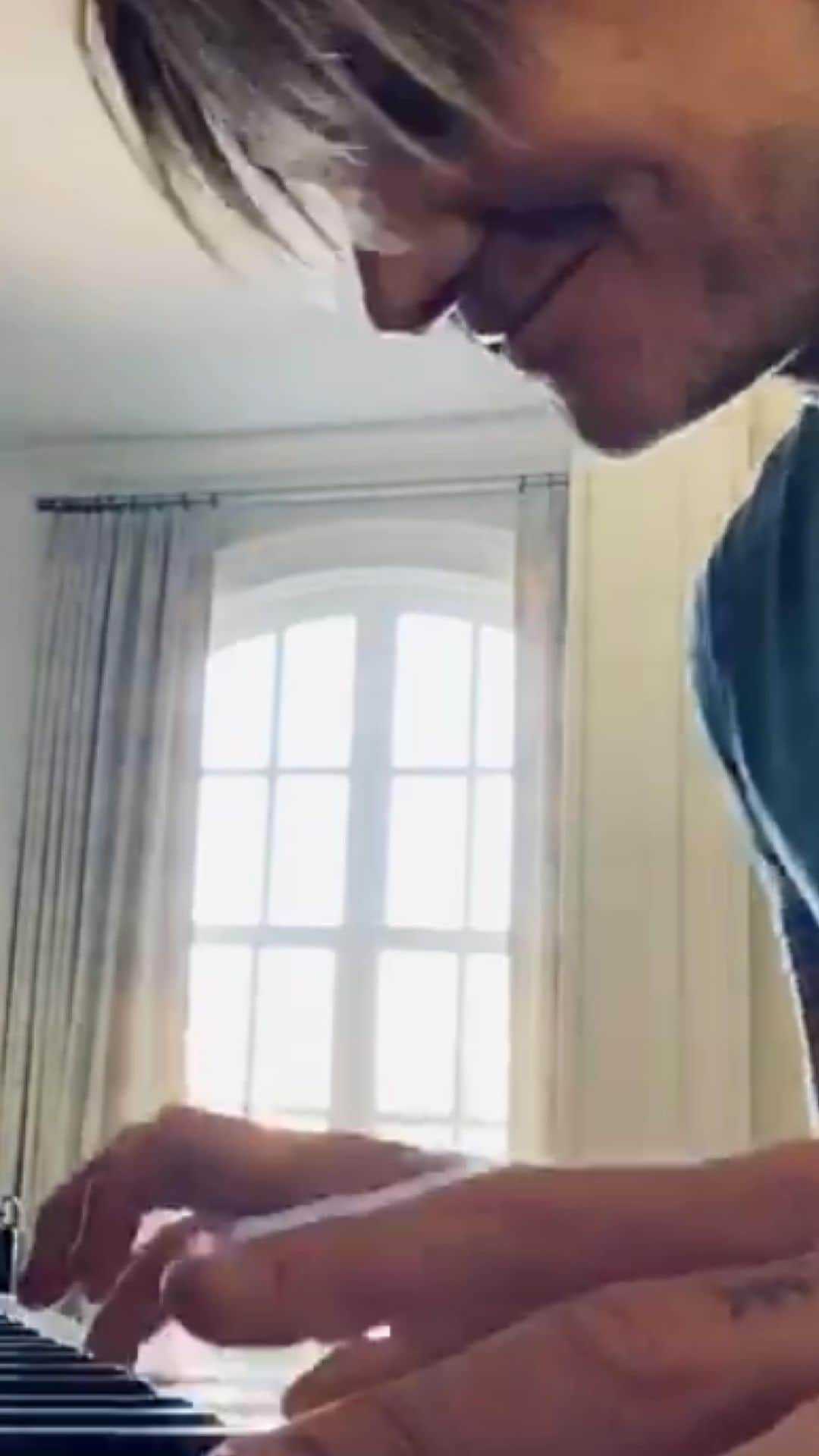 キース・アーバンのインスタグラム：「@dzeko (feat. Keith Urban)  Out now !!!」