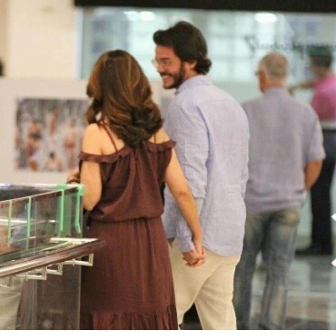 ファチマ・ベルナルデスのインスタグラム：「Desde o primeiro passeio de mãos dadas, já vivemos dois anos, sete meses e dez dias como namorados. No ano passado, passamos longe um do outro. Mas, hoje, estamos juntos e esse é o melhor presente. Que seja mais um dia de muita cumplicidade, risadas, brincadeiras, carinho e amor.  Que bom ter pra quem dizer “eu te amo”. #cadaminutoimporta #eueele #felizdiadosnamorados」