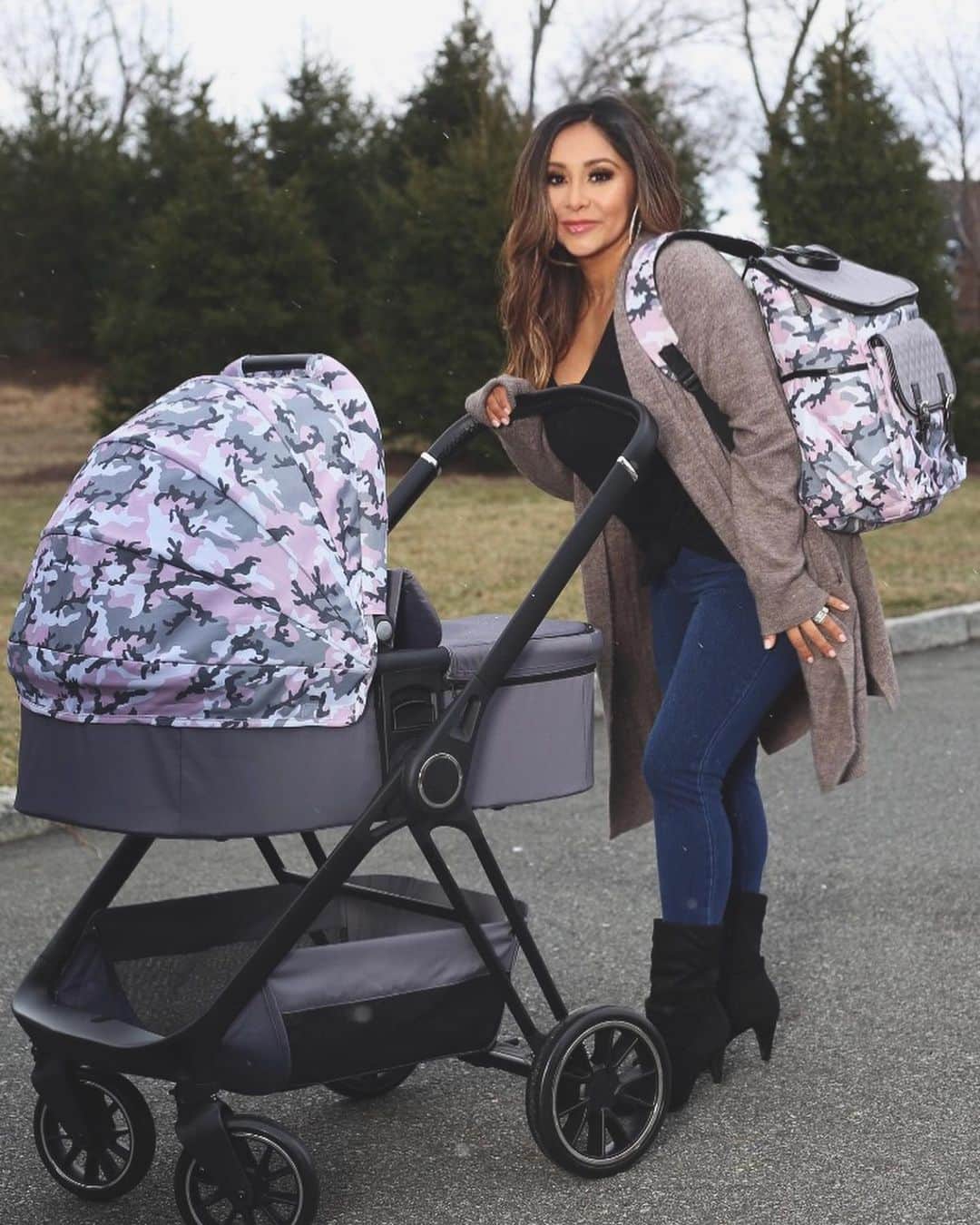 ニコール・ ポリッツィのインスタグラム：「MAWMA Strollers & Highchairs 🙏🏽 Super excited to share all these styles with you guys that I’ve been working hard on with @yourbabiieofficial 💕💙 we are also including diaper bags & travel systems! Can’t wait till you see it on display @buybuybaby 🙏🏽 Link in story to view collection 💋 📸 : @makeup_cara 💄 makeup BY: @misterp79 (he screamed at me)」