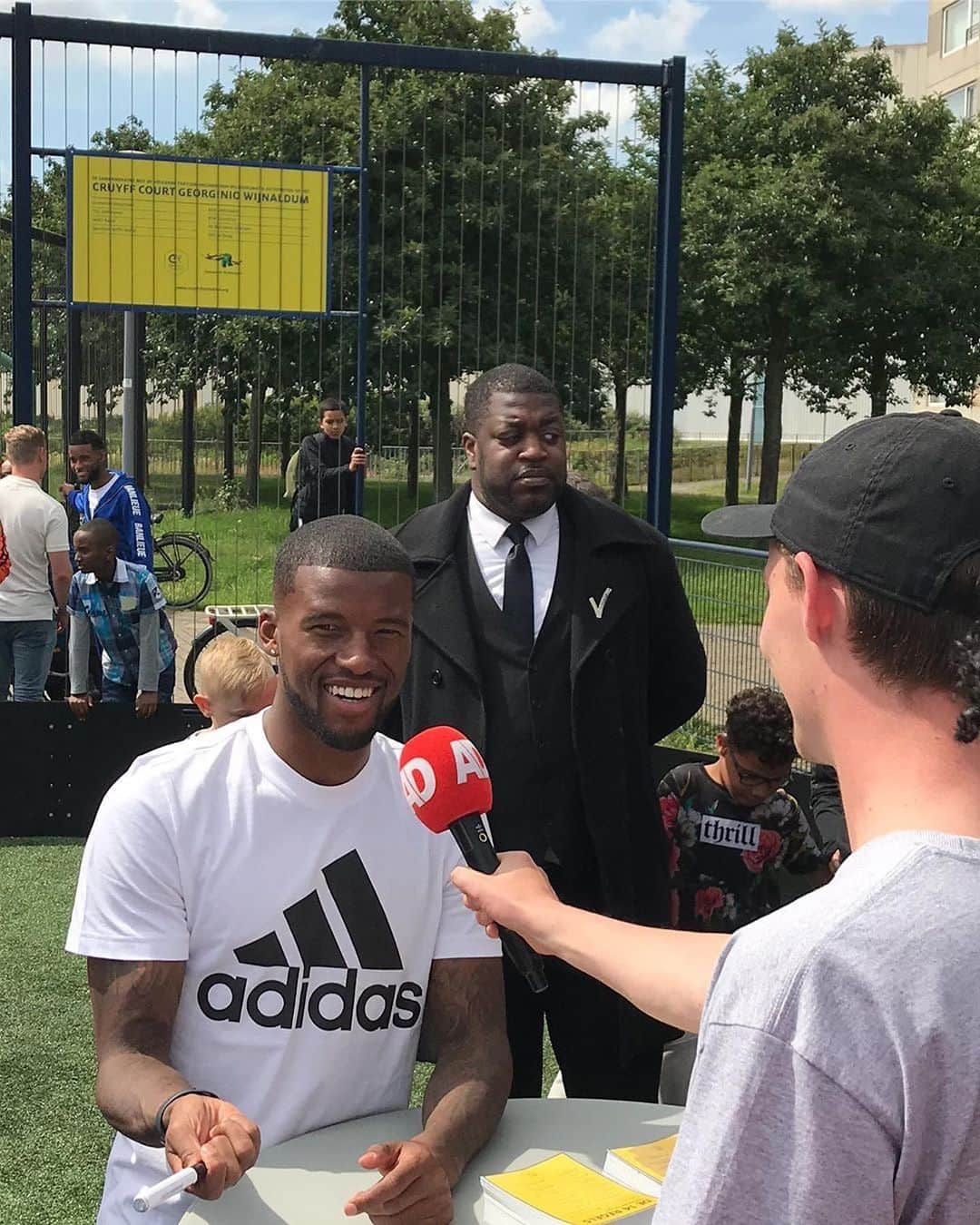 ジョルジニオ・ワイナルドゥムさんのインスタグラム写真 - (ジョルジニオ・ワイナルドゥムInstagram)「A year ago the Cruyff Court Georginio Wijnaldum was opened in Schiemond, my childhood neighbourhood in #Rotterdam 🙏🏾 And bringing home the #ChampionsLeague trophy together with Willem van Hanegem made the day unforgettable 🏆」6月13日 0時25分 - gwijnaldum