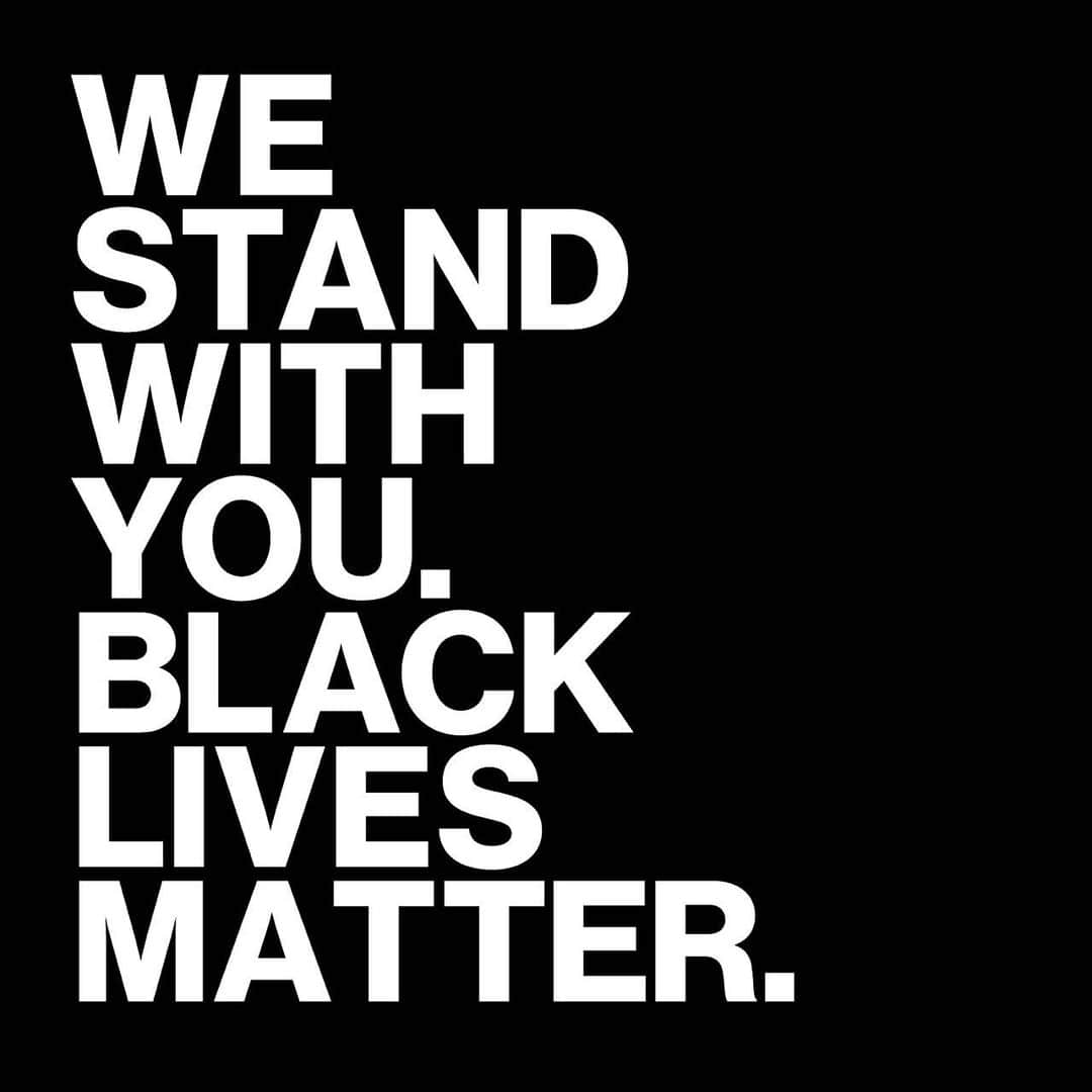Smashboxのインスタグラム：「At Smashbox, we condemn the horrific events that took the lives of Breonna Taylor, Philando Castile, Michael Brown Jr., Ahmaud Arbery, George Floyd, and countless others. ⁣⁣⁣⁣⁣⁣ ⁣⁣⁣⁣⁣ We have taken a purposeful pause to listen to our community and your comments and used this time to reflect on what more we can do. We hear you, and will do better in representing what we believe.⁣⁣⁣⁣⁣⁣ ⁣⁣⁣⁣⁣ Smashbox is committed to doing our part to fight against the insidious racism that is grounded in our country’s history and support solutions that put an end to it.⁣⁣⁣⁣⁣⁣ ⁣⁣⁣⁣⁣ We are a small, diverse and PASSIONATE team in our approach to making change. As a start, we donated to the NAACP Legal Defense and Education Fund, Inc. and are exploring opportunities to further support local organizations that combat racial injustice.⁣⁣⁣⁣⁣ ⁣⁣⁣⁣⁣ Our actions begin with: ⁣⁣⁣⁣⁣⁣ ⁣⁣⁣⁣⁣⁣ ▪️ Activating our Smashbox Multi-Ethnicity Advisory Board, a voluntary employee-led forum, ensuring Black voices and all others are continuously amplified throughout the organization⁣⁣⁣⁣⁣⁣ ⁣⁣⁣⁣⁣⁣ ▪️ @esteelaudercompanies is 5x matching employee donations*, up to $3M, when they give to eligible organizations fighting racial injustice through the month of June 2020⁣⁣⁣⁣⁣⁣ ⁣⁣⁣⁣⁣⁣ ▪️ Showcasing more Black talent in front of and behind the camera⁣⁣⁣⁣⁣⁣ ⁣⁣⁣⁣⁣⁣ ▪️ Promoting Black-owned businesses as part of our Smashbox Spotlight series to support entrepreneurial efforts⁣⁣⁣⁣⁣ ⁣⁣⁣⁣ ⁣⁣⁣⁣ * 𝘛𝘩𝘪𝘴 𝘪𝘴 𝘢𝘷𝘢𝘪𝘭𝘢𝘣𝘭𝘦 𝘵𝘰 𝘦𝘭𝘪𝘨𝘪𝘣𝘭𝘦 𝘜.𝘚. 𝘢𝘯𝘥 𝘜.𝘒.-𝘣𝘢𝘴𝘦𝘥 𝘦𝘮𝘱𝘭𝘰𝘺𝘦𝘦𝘴, 𝘶𝘱 𝘵𝘰 𝘵𝘩𝘦 𝘦𝘮𝘱𝘭𝘰𝘺𝘦𝘦’𝘴 𝘪𝘯𝘥𝘪𝘷𝘪𝘥𝘶𝘢𝘭 𝘊𝘰𝘮𝘱𝘢𝘯𝘺 𝘮𝘢𝘵𝘤𝘩 𝘤𝘢𝘱.⁣⁣⁣⁣⁣⁣ ⁣⁣⁣⁣⁣ ⁣⁣⁣⁣⁣⁣ Continue to speak your mind and keep us connected. This is an ongoing, collective conversation and we want to have it with all of you.⁣⁣⁣ ⁣⁣⁣ 𝗪𝐞 𝐒𝐭𝐚𝐧𝐝 𝗪𝐢𝐭𝐡 𝐘𝐨𝐮. 𝐁𝐥𝐚𝐜𝐤 𝐋𝐢𝐯𝐞𝐬 𝐌𝐚𝐭𝐭𝐞𝐫.」